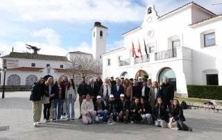 El alcalde, Luis Partida, junto a autoridades, docentes y alumnos de intercambio.