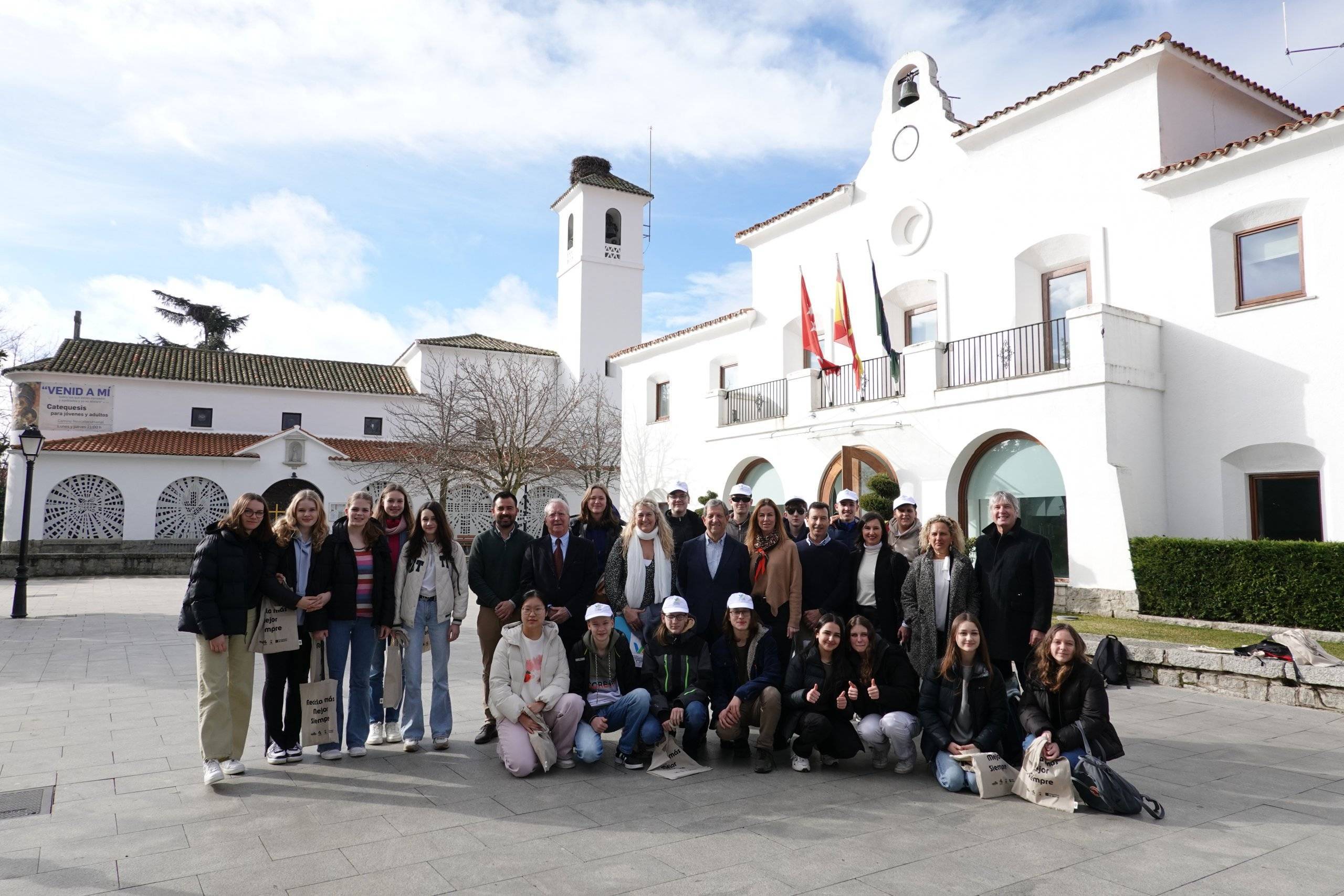 El alcalde, Luis Partida, junto a autoridades, docentes y alumnos de intercambio.