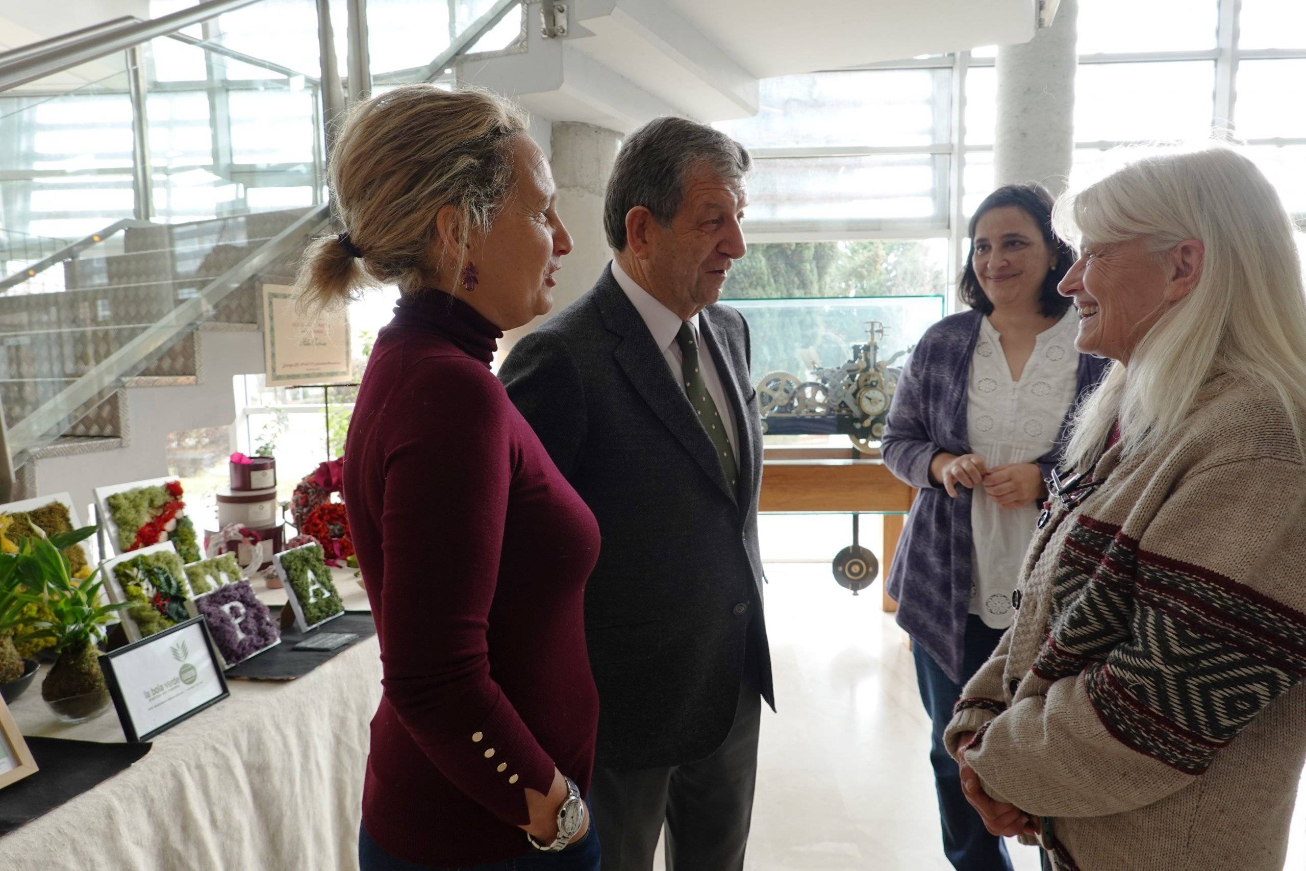 El alcalde, Luis Partida, acompañado de la concejala de Servicios Sociales, Patricia Fernández, inaugurando la exposición de ARDO.