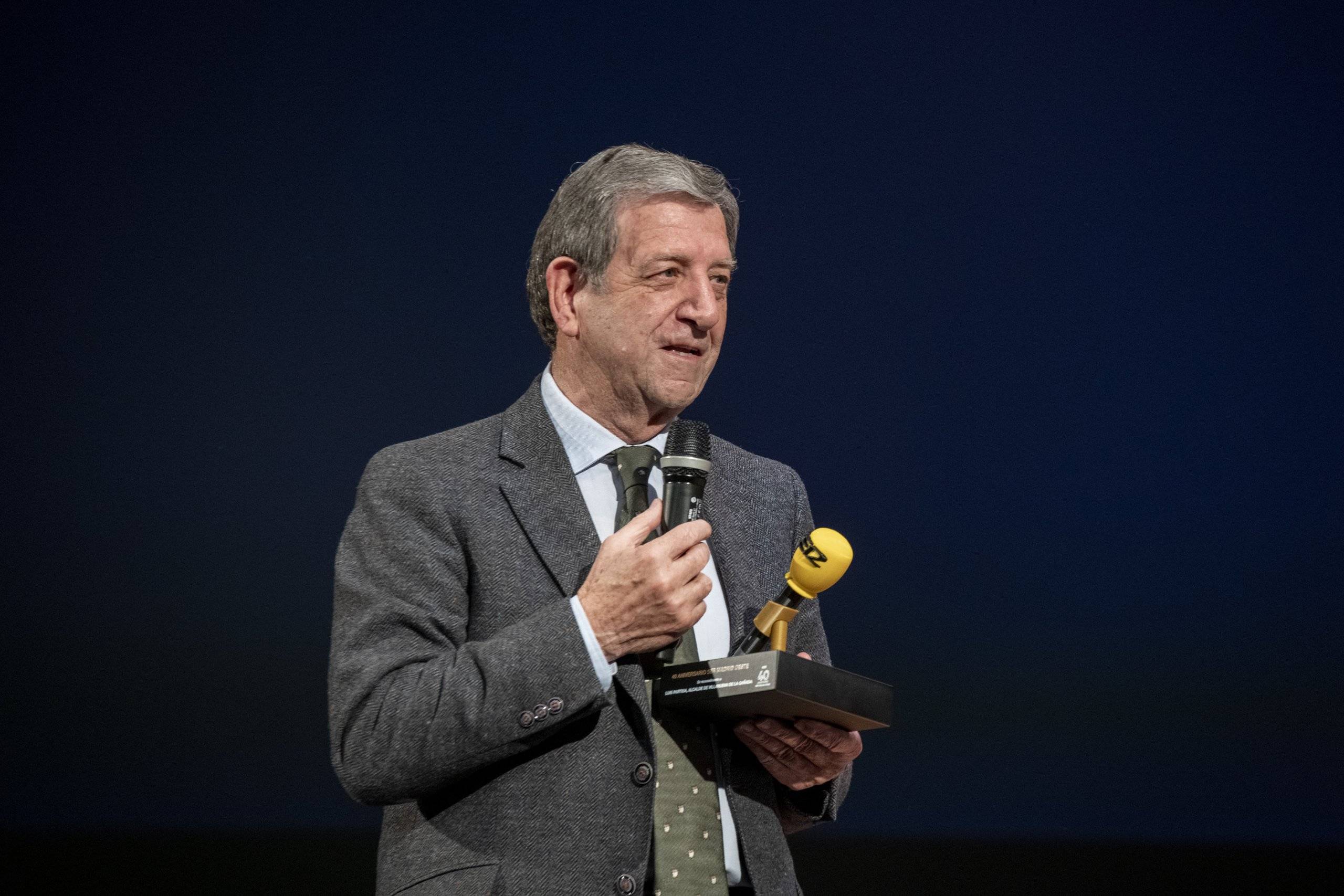 El alcalde, Luis Partida, con el premio de la Cadena SER.