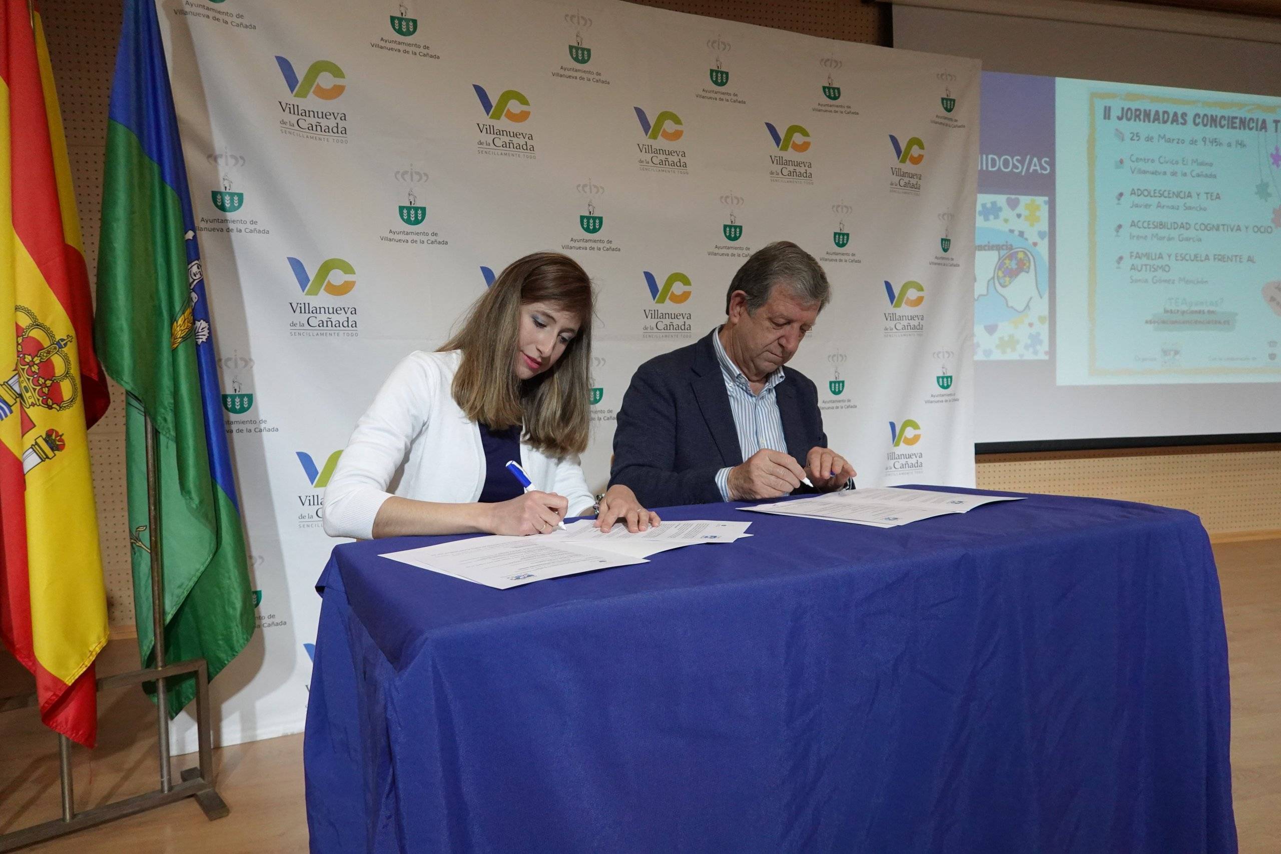 El alcalde y la presidenta de la Asociación Conciencia TEA firmando el convenio