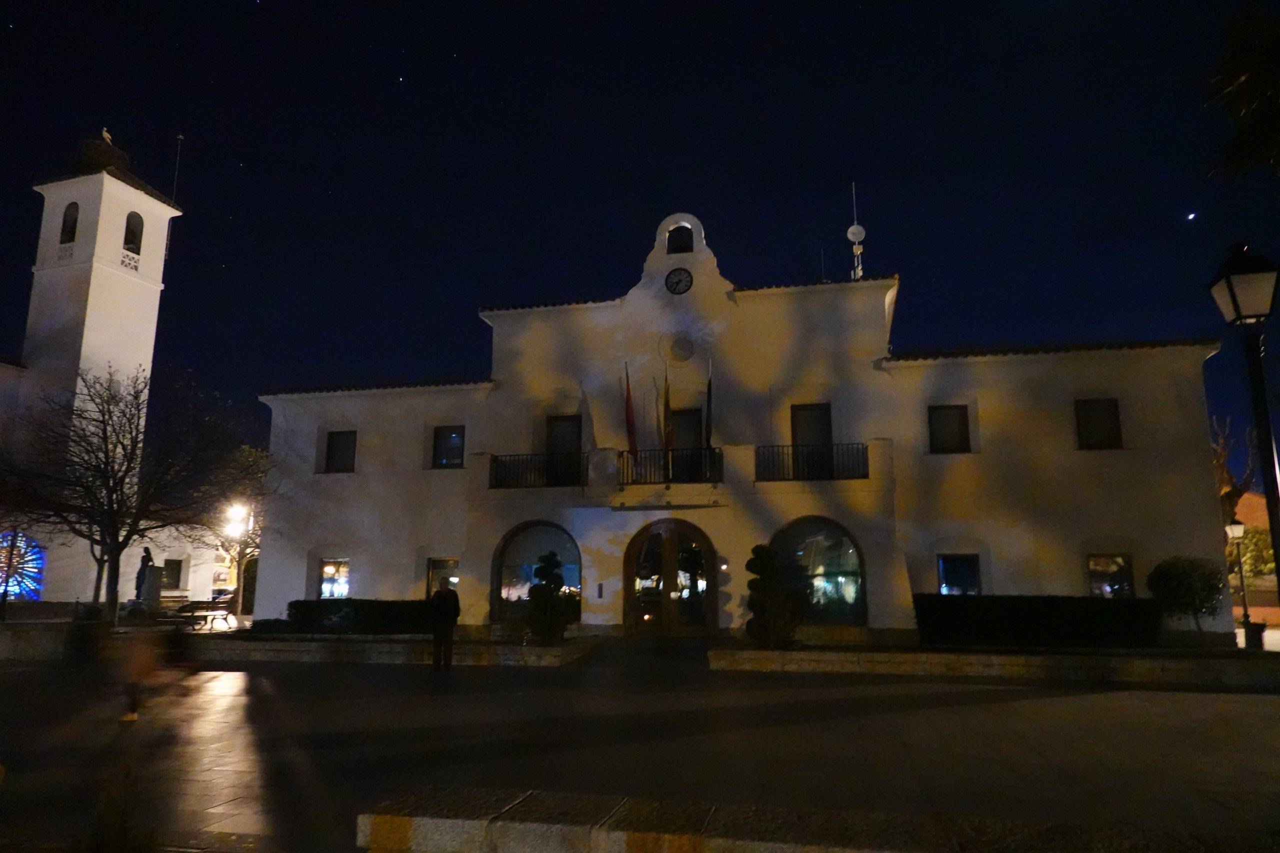 Imagen del Ayuntamiento con las luces apagadas.