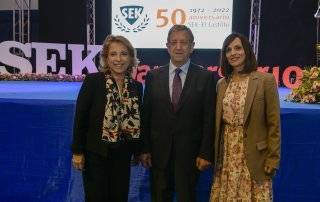 El alcalde, Luis Partida, acompañado de la presidenta de la Institución SEK, Nieves Segovia, y de la directora del colegio, Eloisa López.