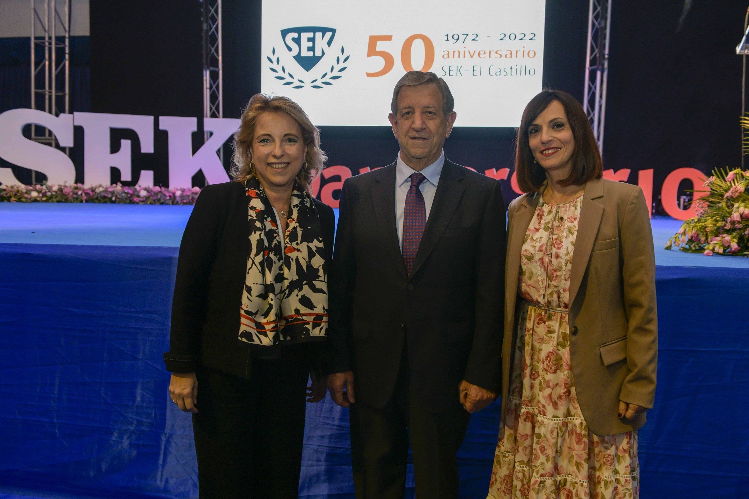 El alcalde, Luis Partida, acompañado de la presidenta de la Institución SEK, Nieves Segovia, y de la directora del colegio, Eloisa López.