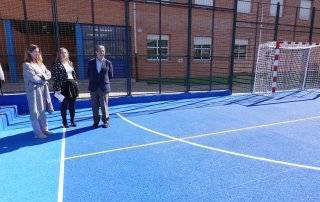 El alcalde, Luis Partida, junto a la concejala de Educación, Cristina Hernández, y la directora de colegio, Mónica Tormo.