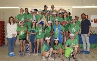 Los concejales de Deportes y Salud junto a miembros de la Escuela Municipal de Natación.