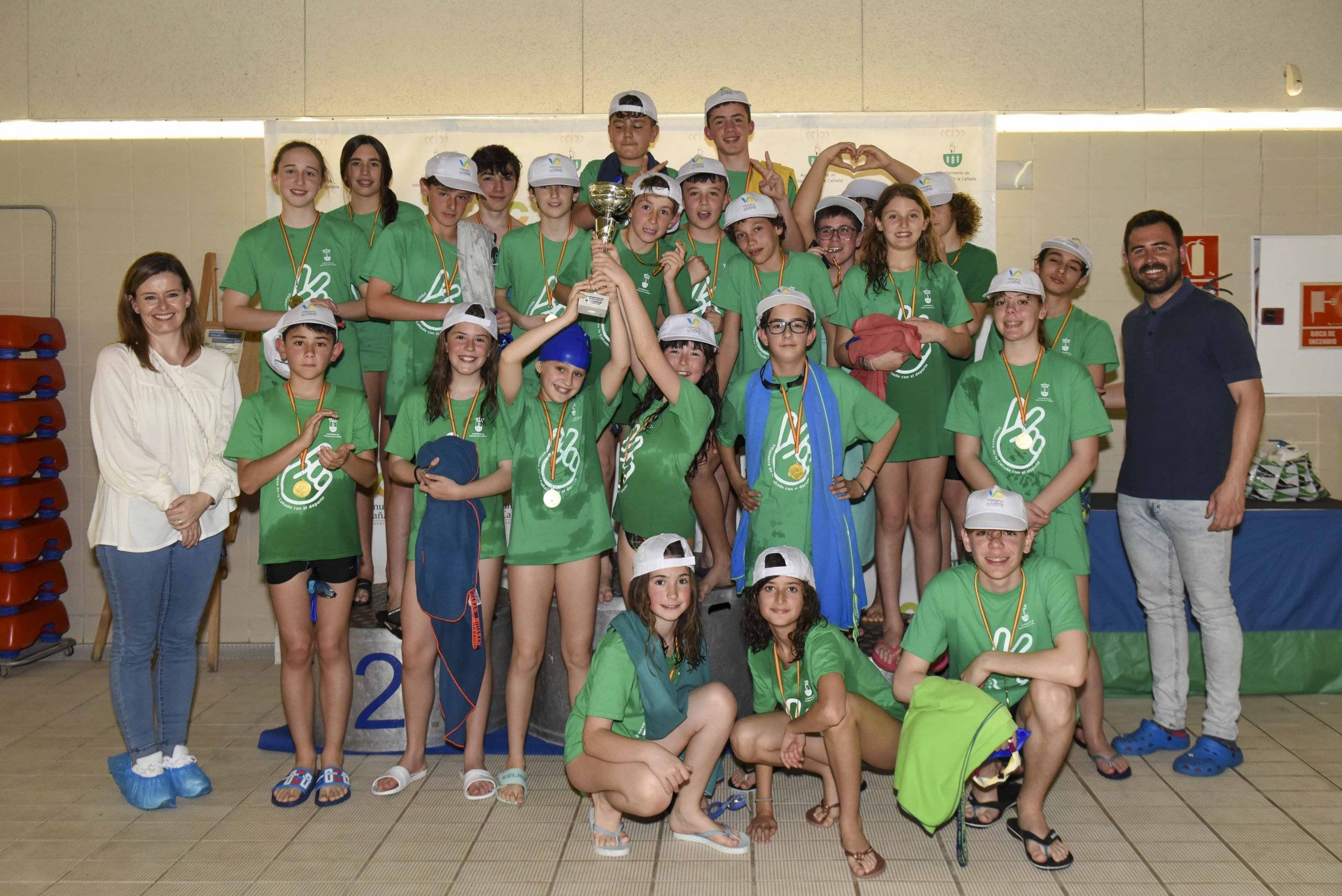 Los concejales de Deportes y Salud junto a miembros de la Escuela Municipal de Natación.