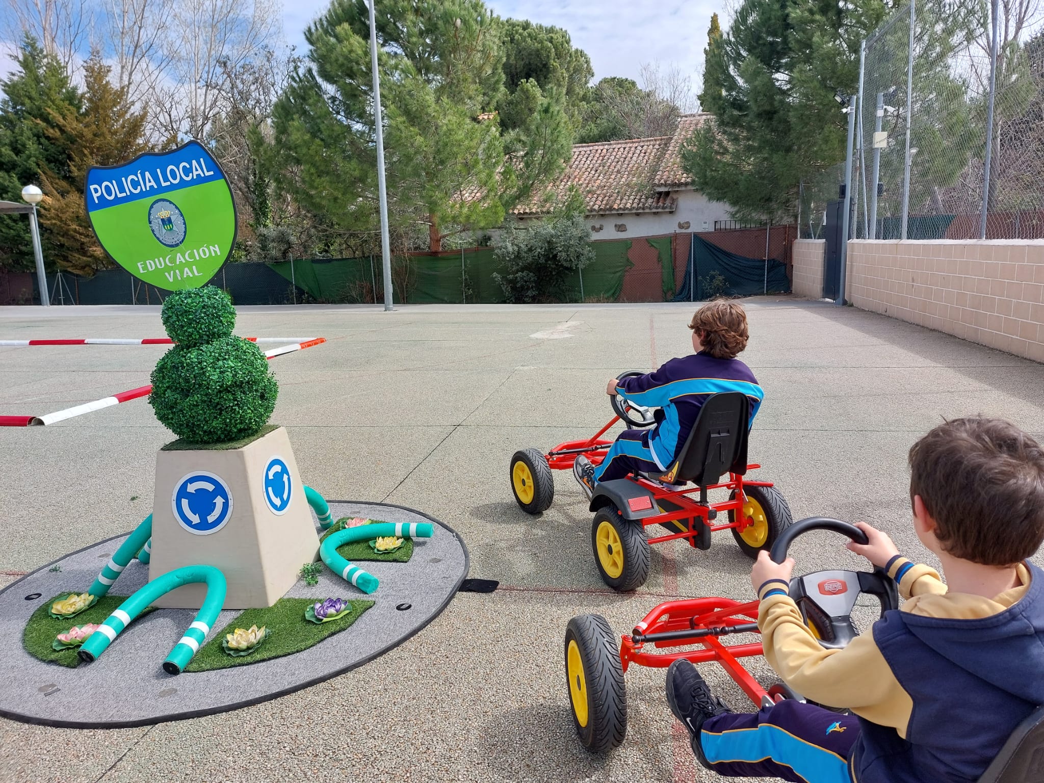 Escolares practicando educación vial en el circuito de karts.