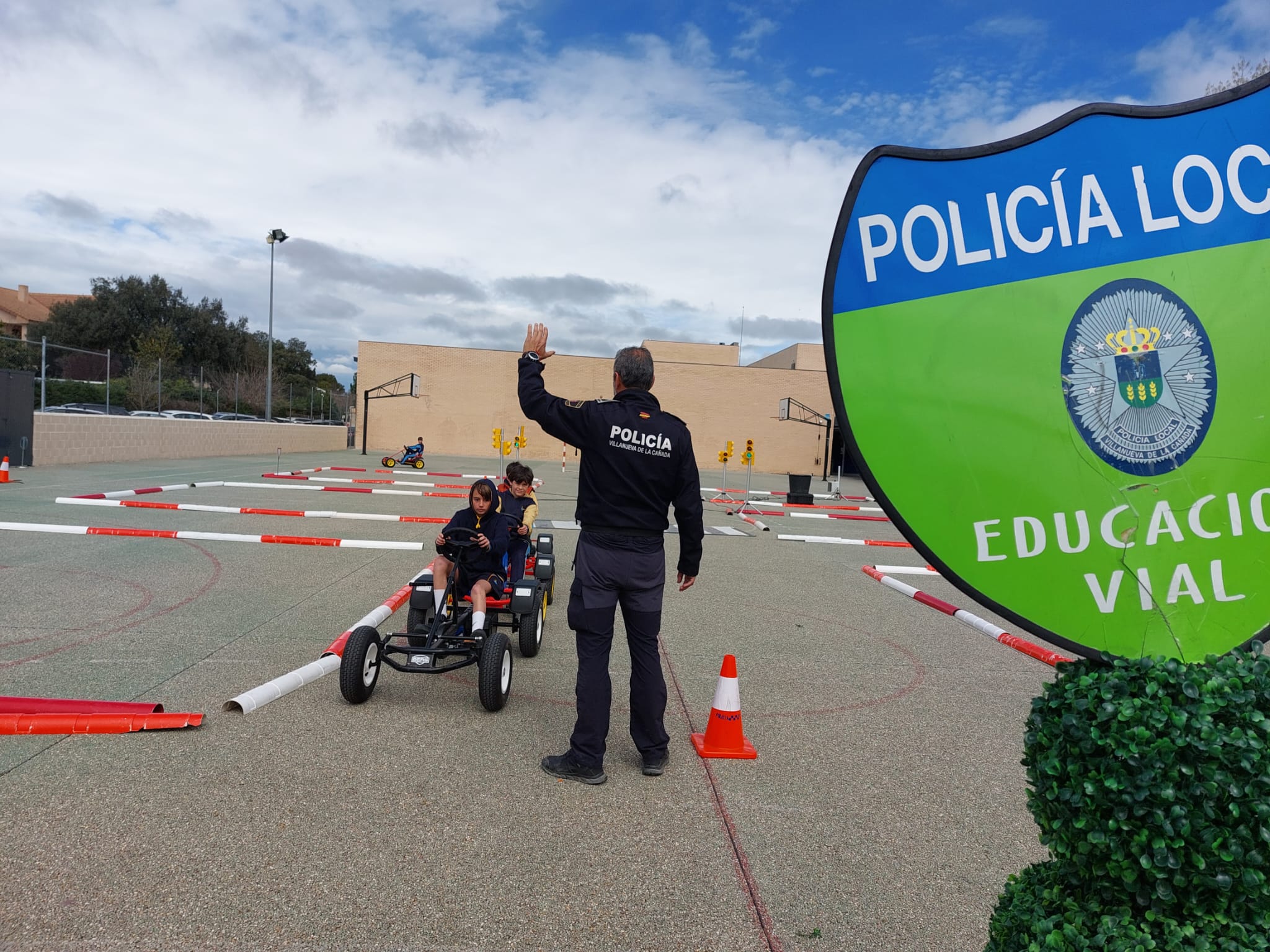 Práctica de educación vial en el circuito de karts instalado por la Policía Local en un centro educativo.