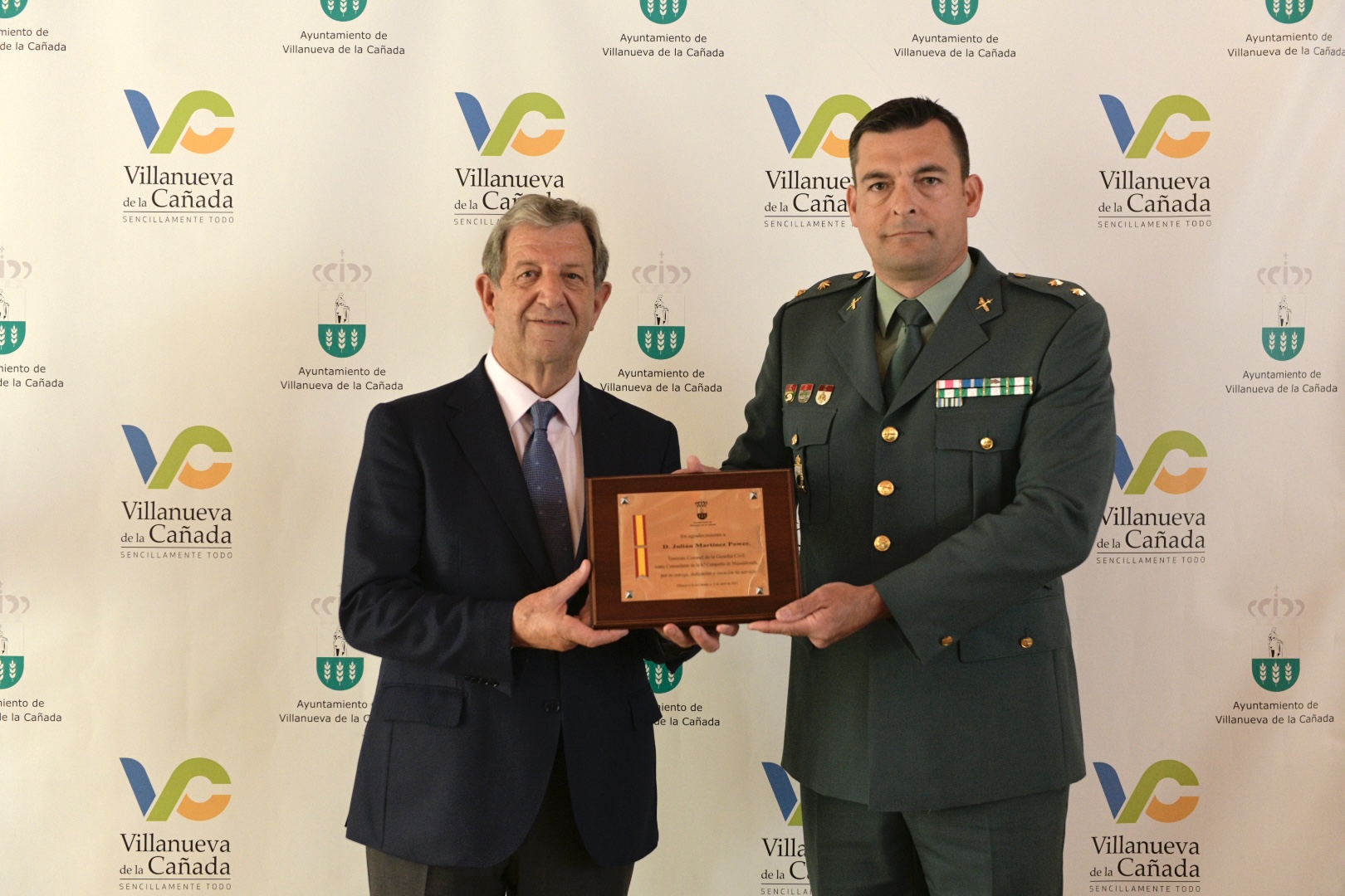 El alcalde junto al teniente coronel de la Guardia Civil.