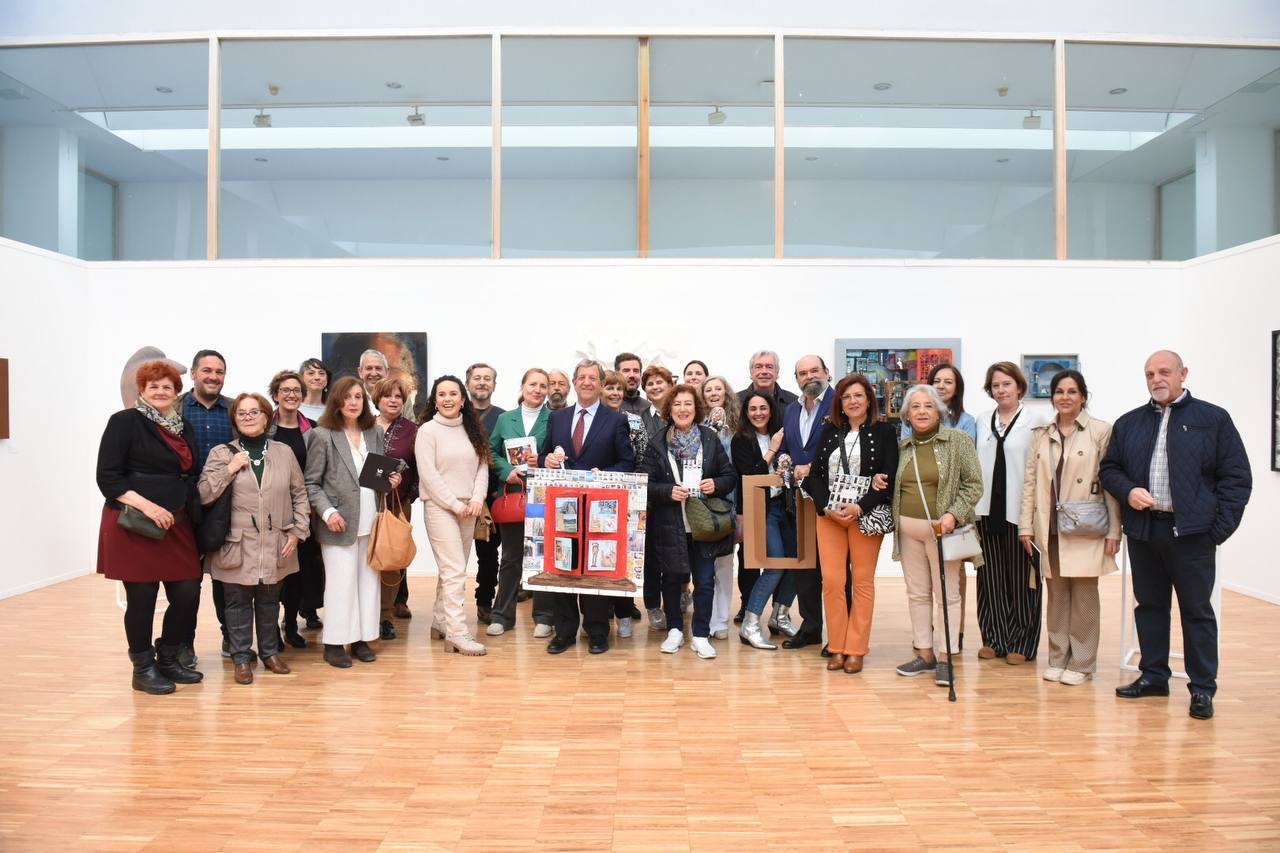 Foto de familia de la exposición colectiva.