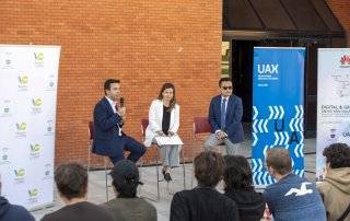 La concejala de Desarrollo Local, Beatriz Peralta, junto a Aries Li, director de la Unidad de Negocio de Huawei en España y Luis Couceiro, director de la Escuela Politécnica Superior.