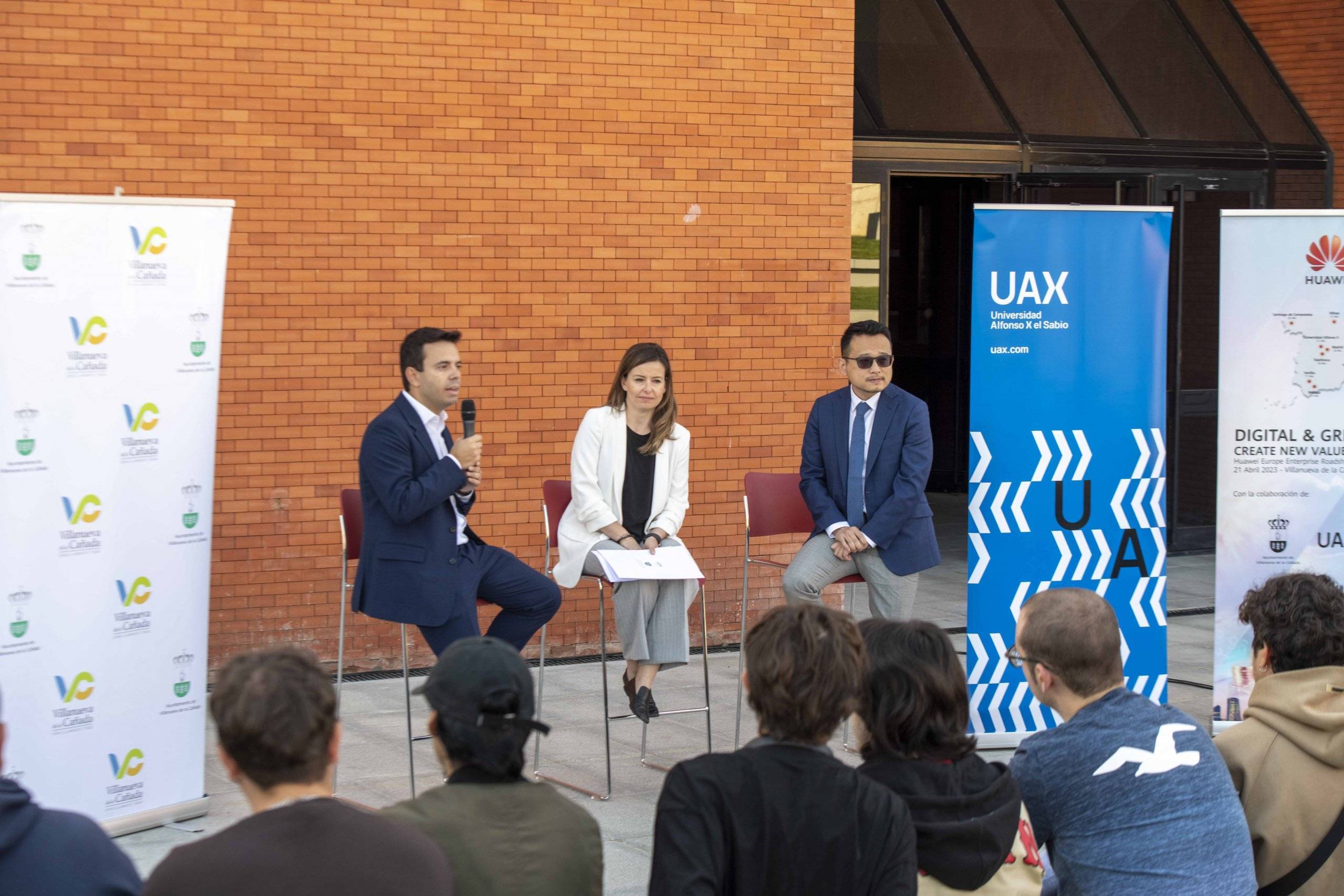 La concejala de Desarrollo Local, Beatriz Peralta, junto a Aries Li, director de la Unidad de Negocio de Huawei en España y Luis Couceiro, director de la Escuela Politécnica Superior.