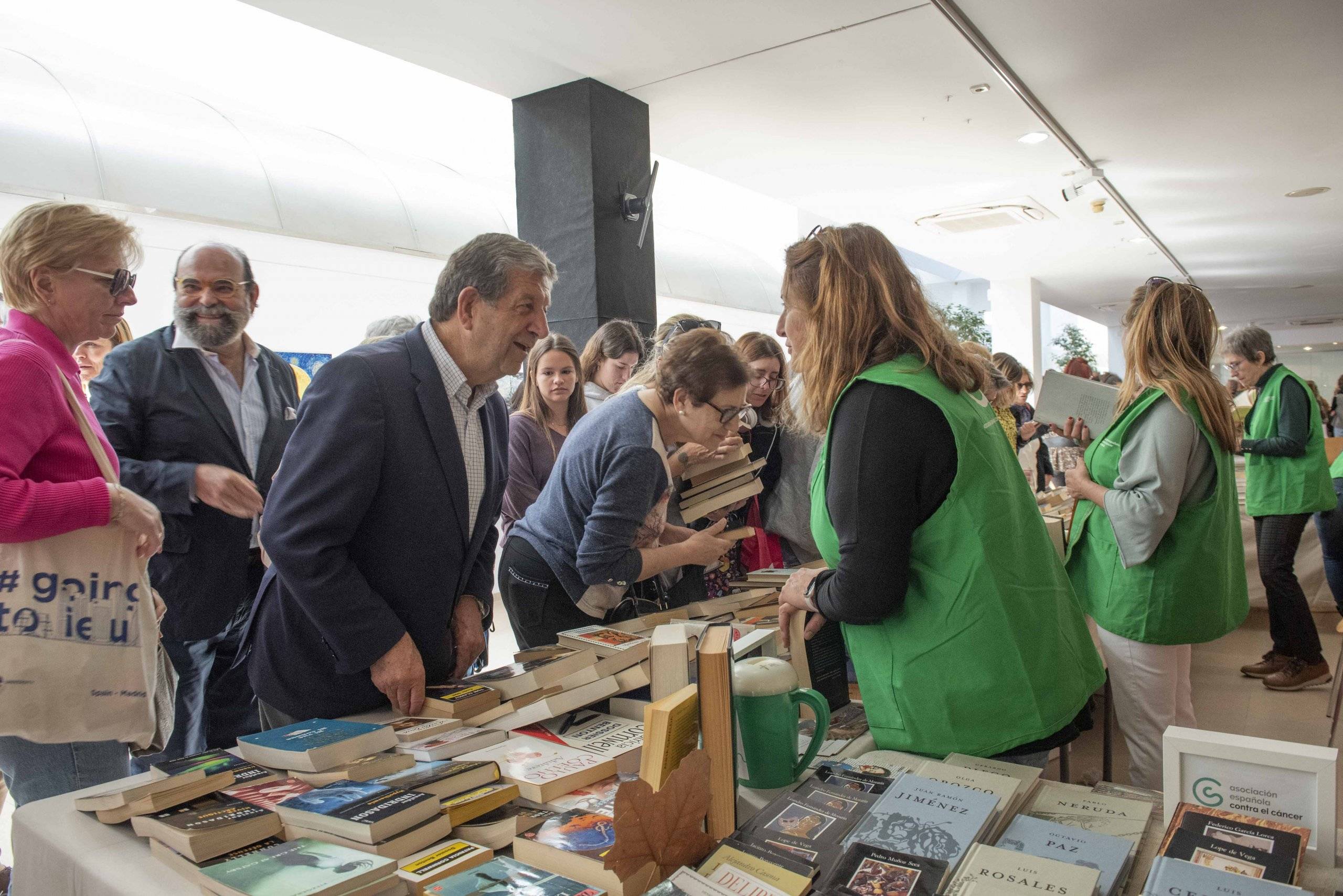 El alcalde, Luis Partida, en el Mercadillo Solidario de Libros.