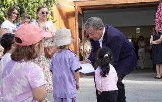 El alcalde, Luis Partida, recibiendo un regalo por parte de los más pequeños.
