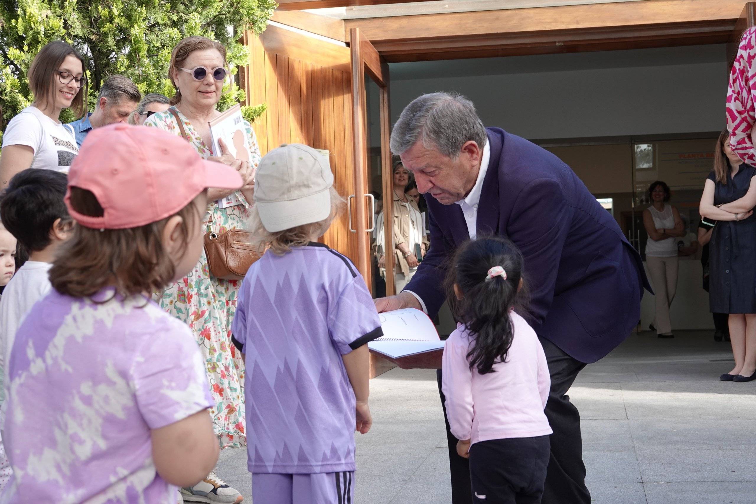 El alcalde, Luis Partida, recibiendo un regalo por parte de los más pequeños.