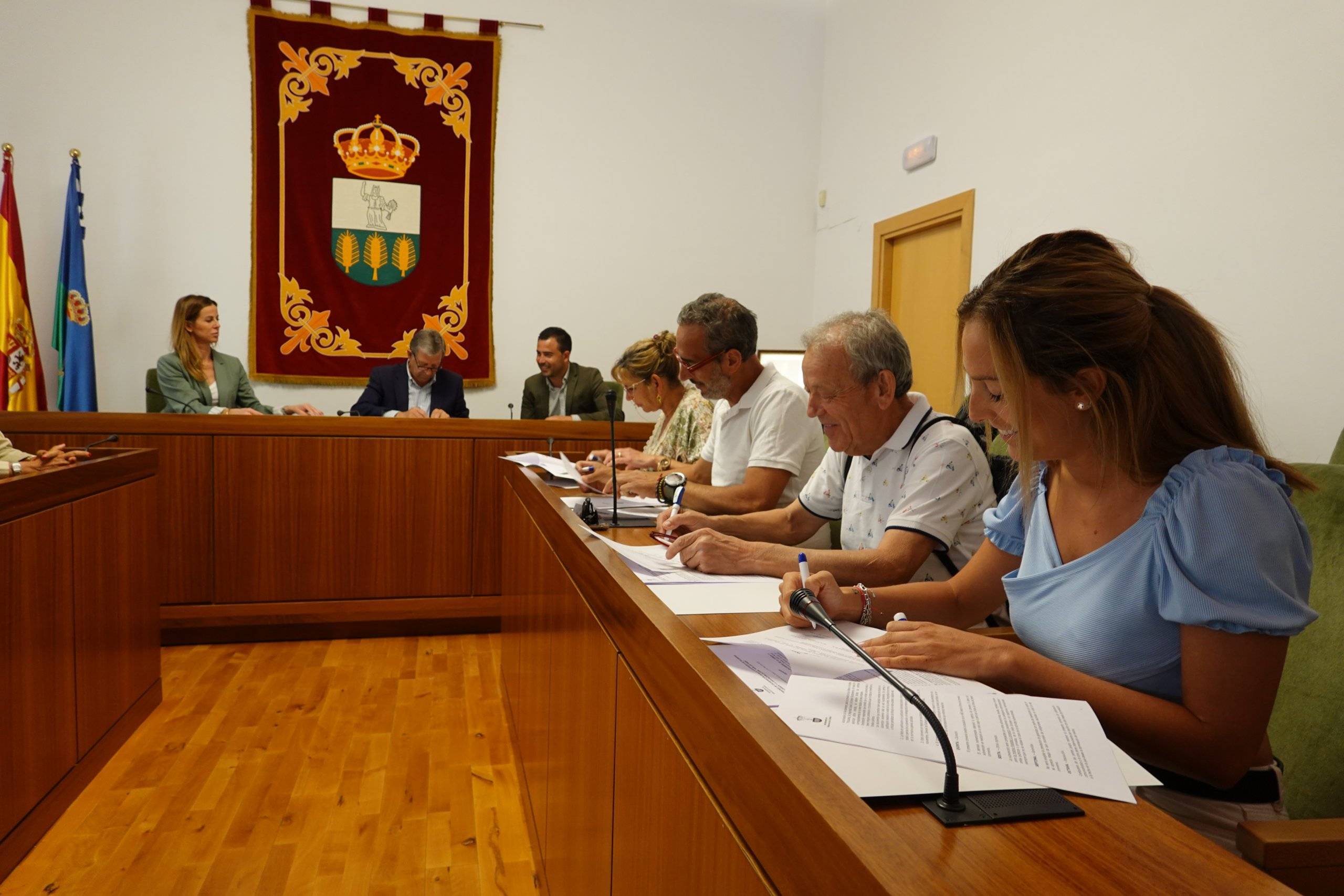 Representantes de las peñas, alcalde y concejales durante la firma.