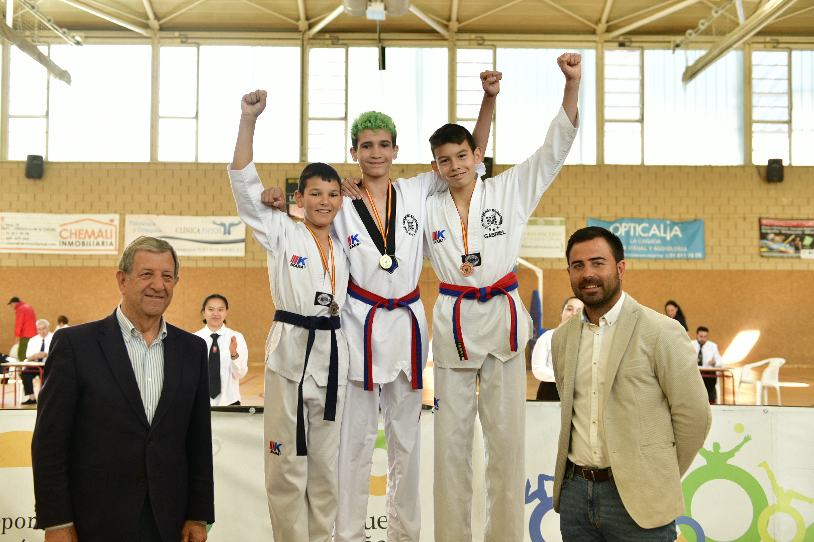 El alcalde, Luis Partida, y el concejal de Deportes, Ignacio González, junto a los participantes del Campeonato de Taekwondo.