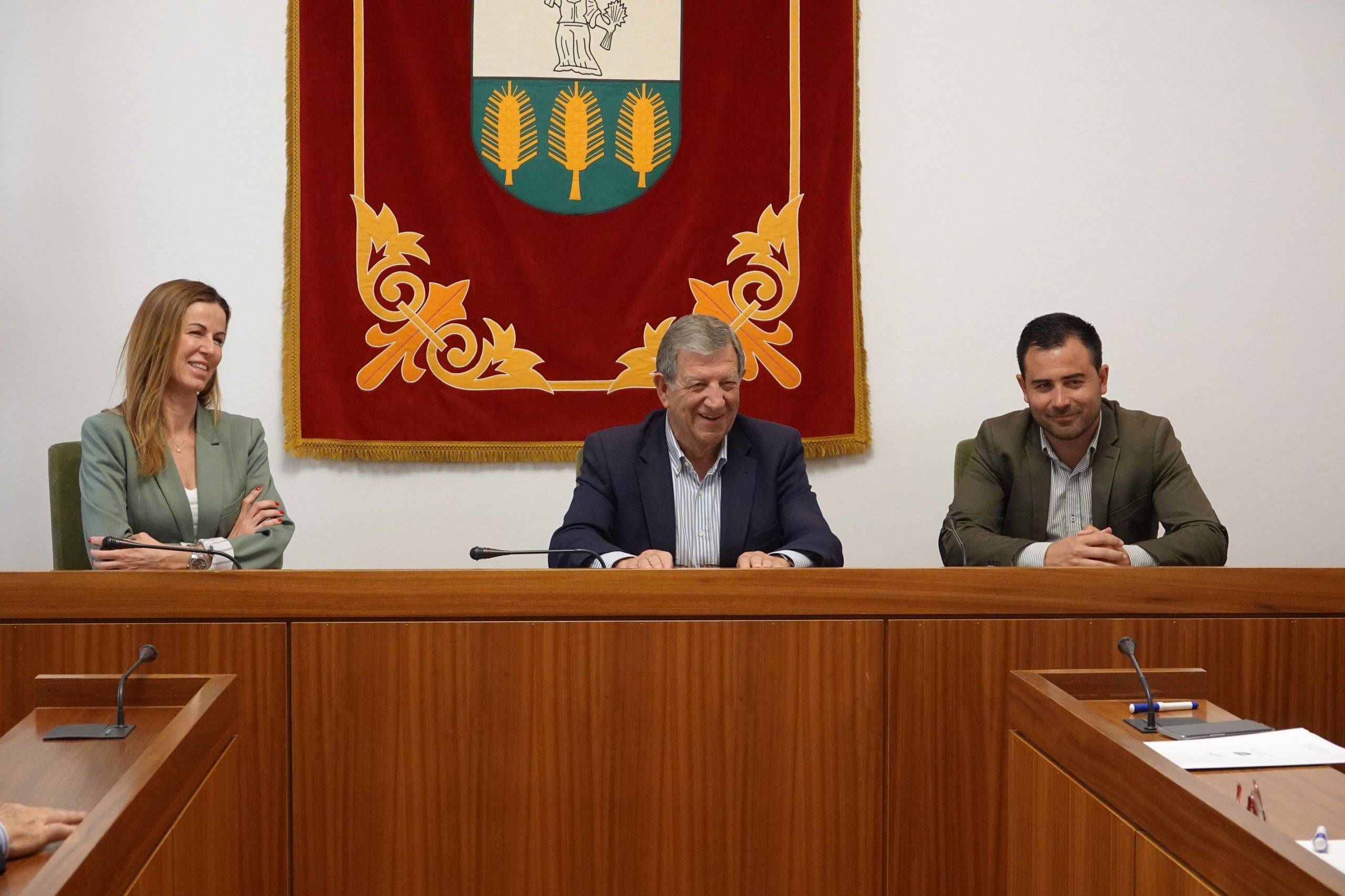 El alcalde, junto a los concejales de Educación y Festejos en la mesa presidencial.