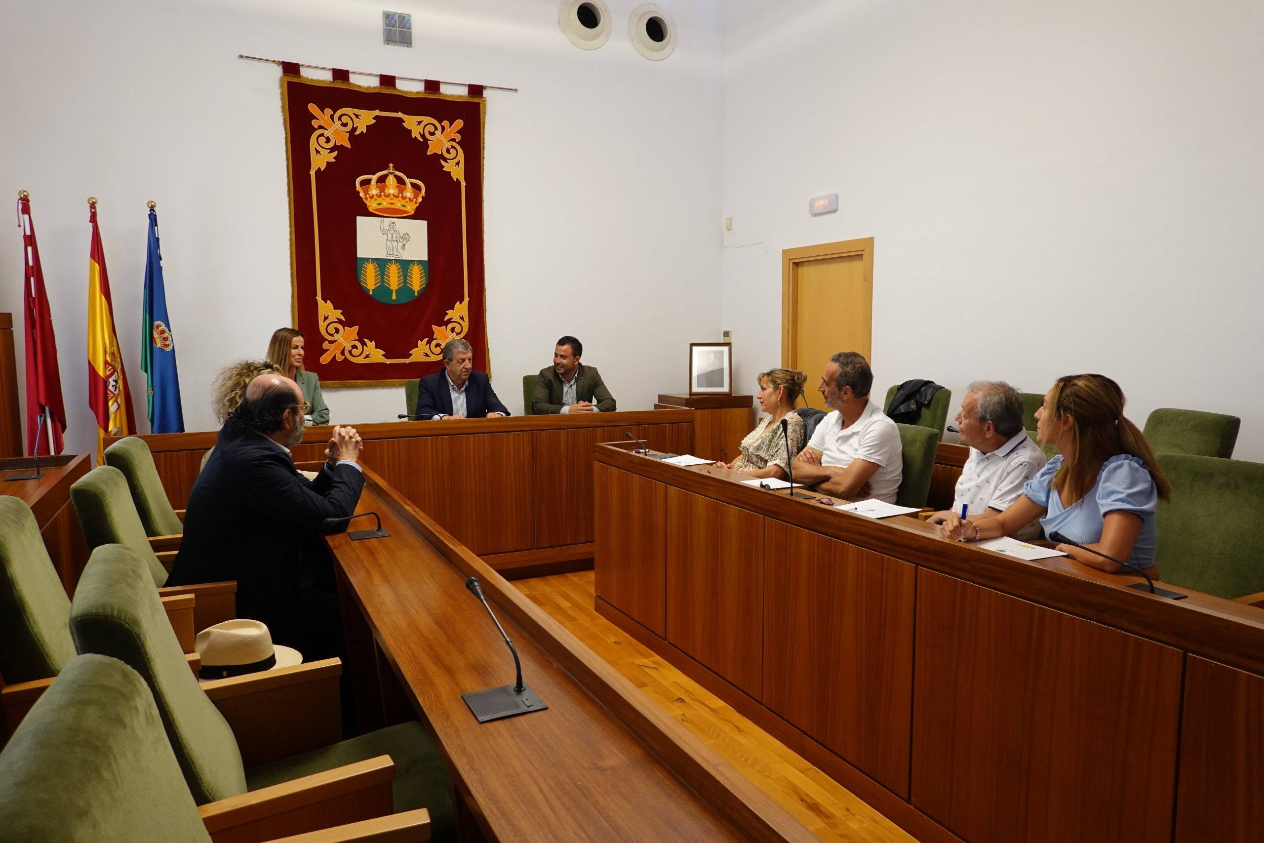 Autoridades locales y representantes de las peñas en el Salón de Plenos.