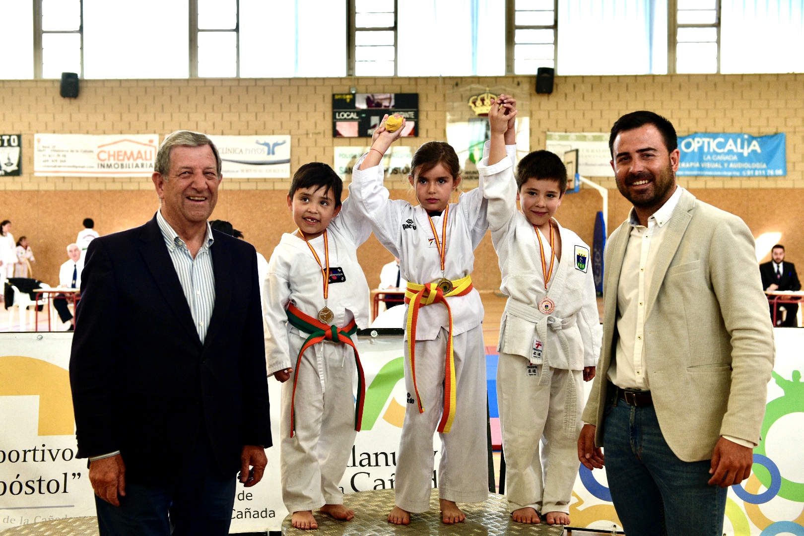 El alcalde, Luis Partida, y el concejal de Deportes, Ignacio González, junto a los participantes del Campeonato de Taekwondo.