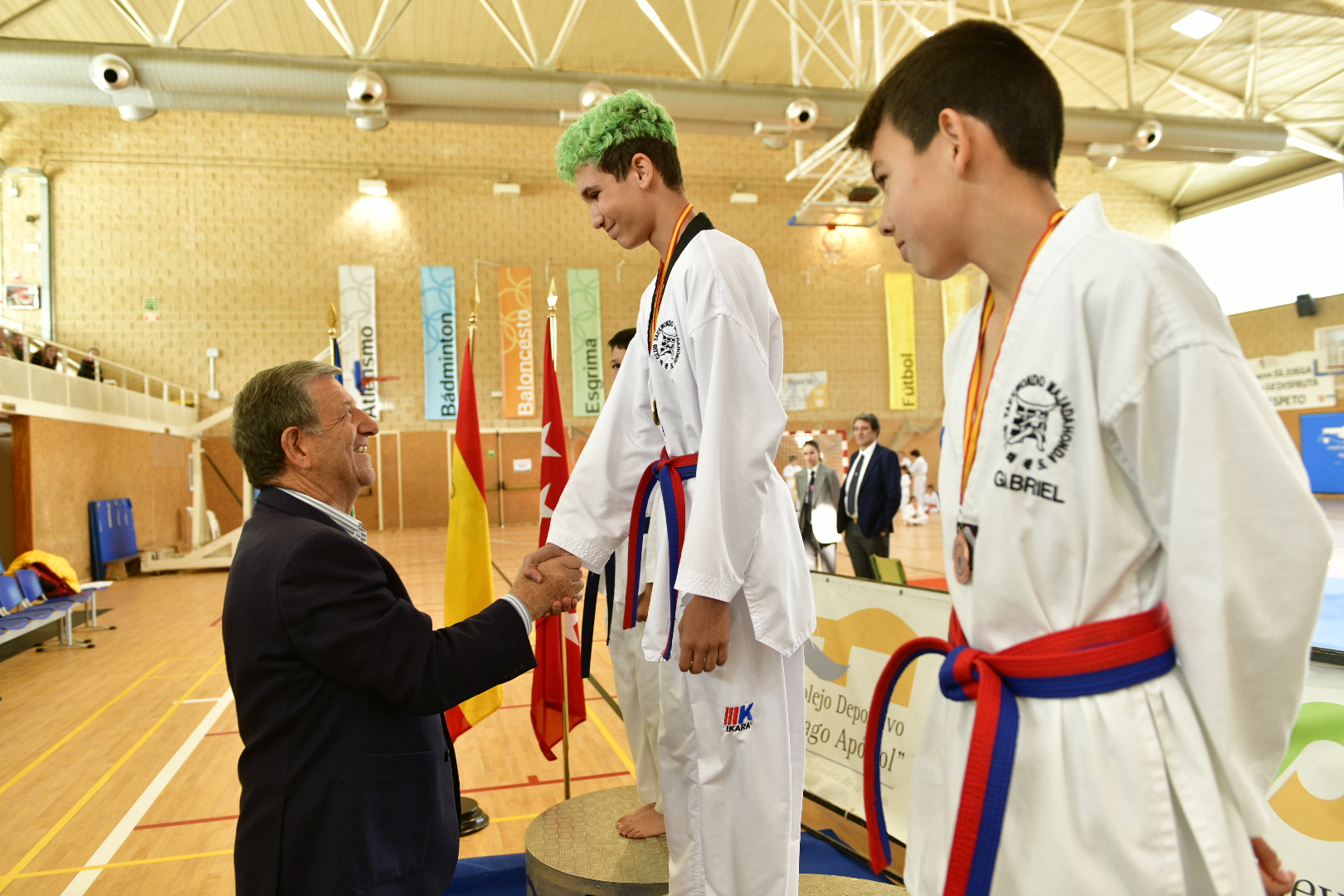 El alcalde, Luis Partida, junto a participantes del Campeonato de Taekwondo.