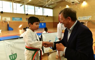 El alcalde, Luis Partida, junto a uno de los participantes del Campeonato de Taekwondo.