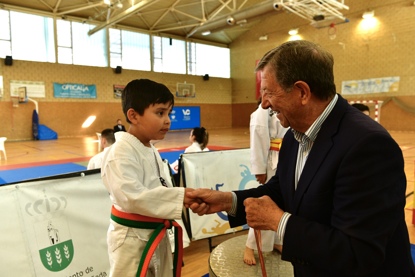 El alcalde, Luis Partida, junto a uno de los participantes del Campeonato de Taekwondo.