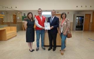 El alcalde, Luis Partida, y la concejala de Salud, Beatriz Peralta, junto al director y la presidenta de la Asamblea Comarcal Sierra Oeste, Manuel Fraile y Ascensión Lucendo respectivamente.