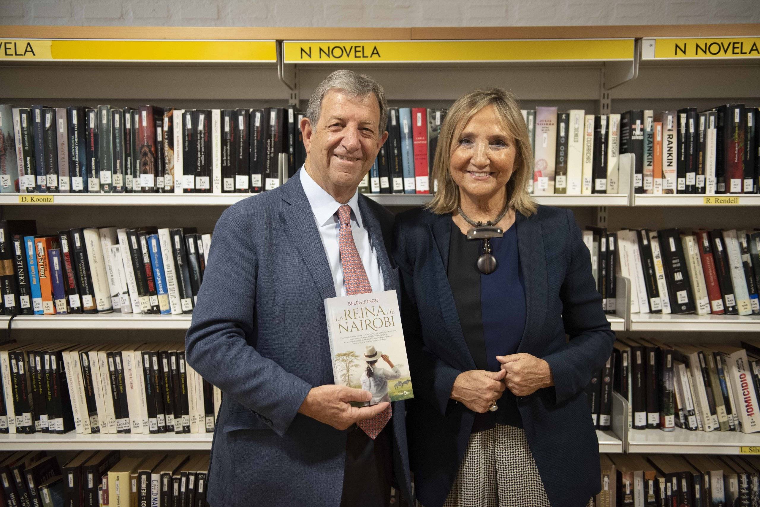 El alcalde, Luis Partida, junto a la autora Belén Junco.