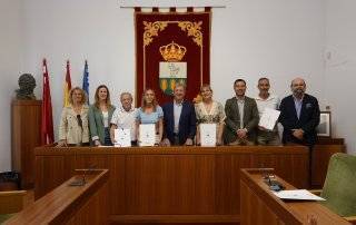 Autoridades locales y representantes de las peñas en el Salón de Plenos.