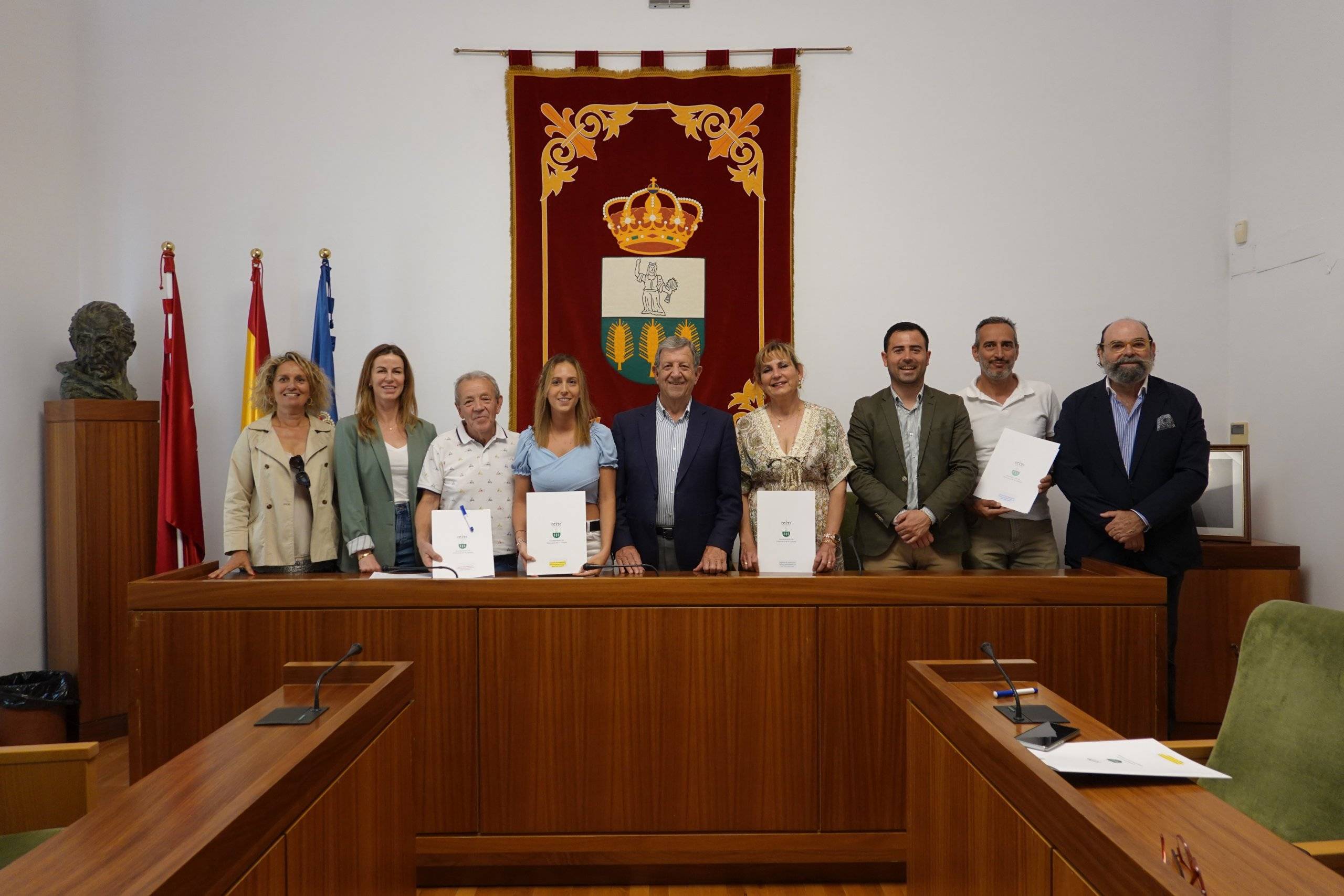 Autoridades locales y representantes de las peñas en el Salón de Plenos.