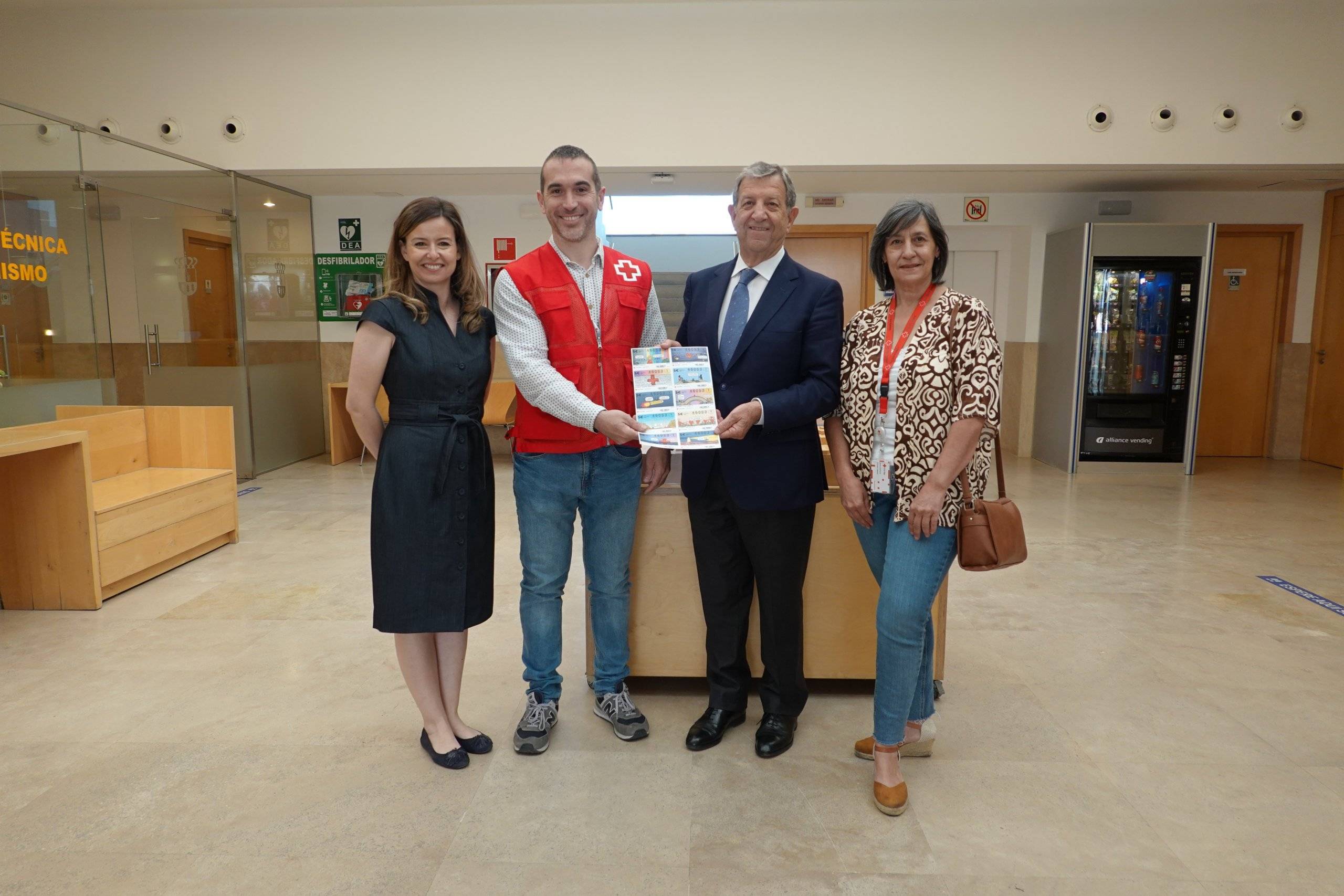 El alcalde, Luis Partida, y la concejala de Salud, Beatriz Peralta, junto al director y la presidenta de la Asamblea Comarcal Sierra Oeste, Manuel Fraile y Ascensión Lucendo respectivamente.