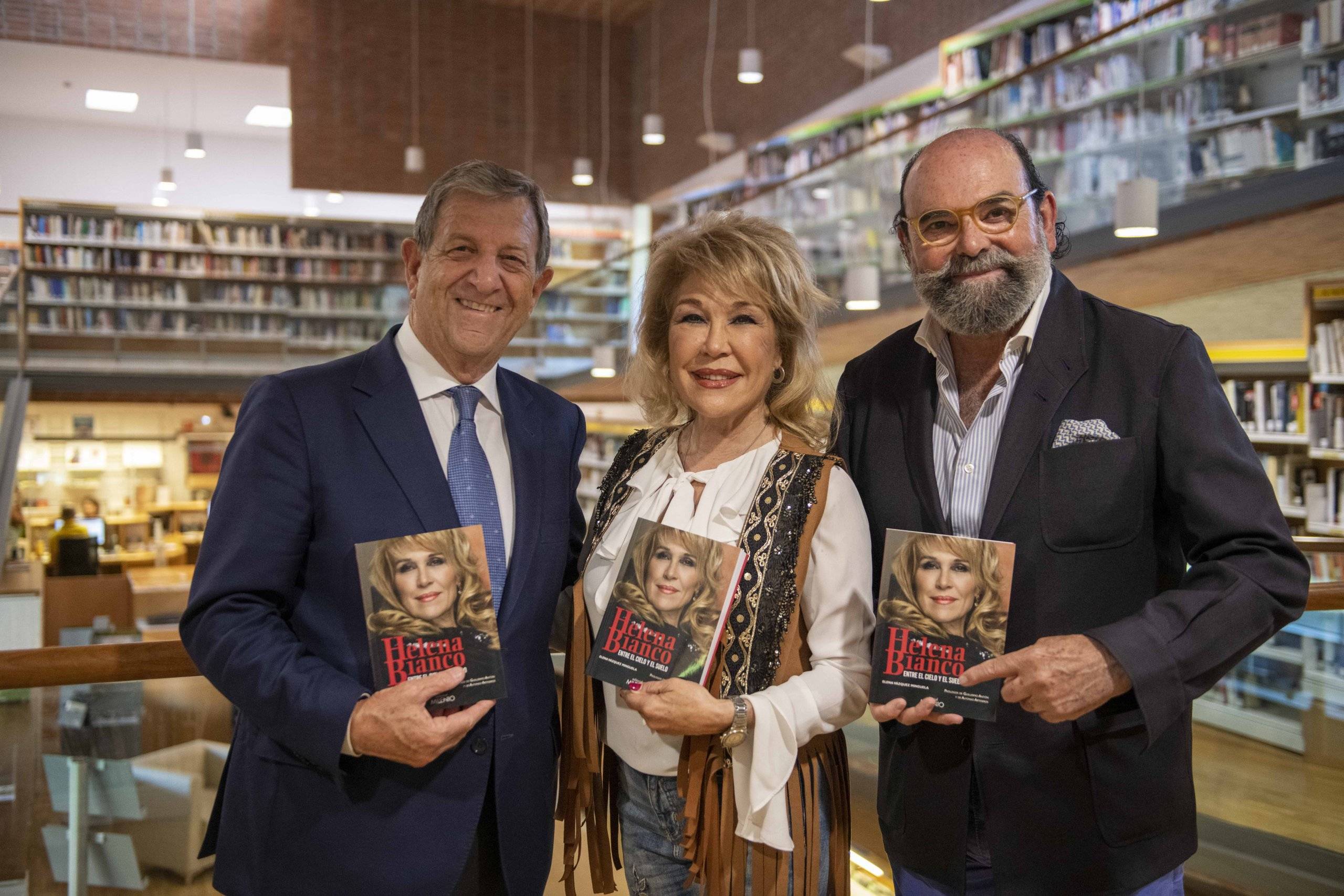 El alcalde, Luis Partida, y el concejal de Cultura, Fernando Agudo, junto a la cantante Helena Bianco.