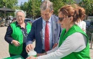 El alcalde haciendo una aportación.