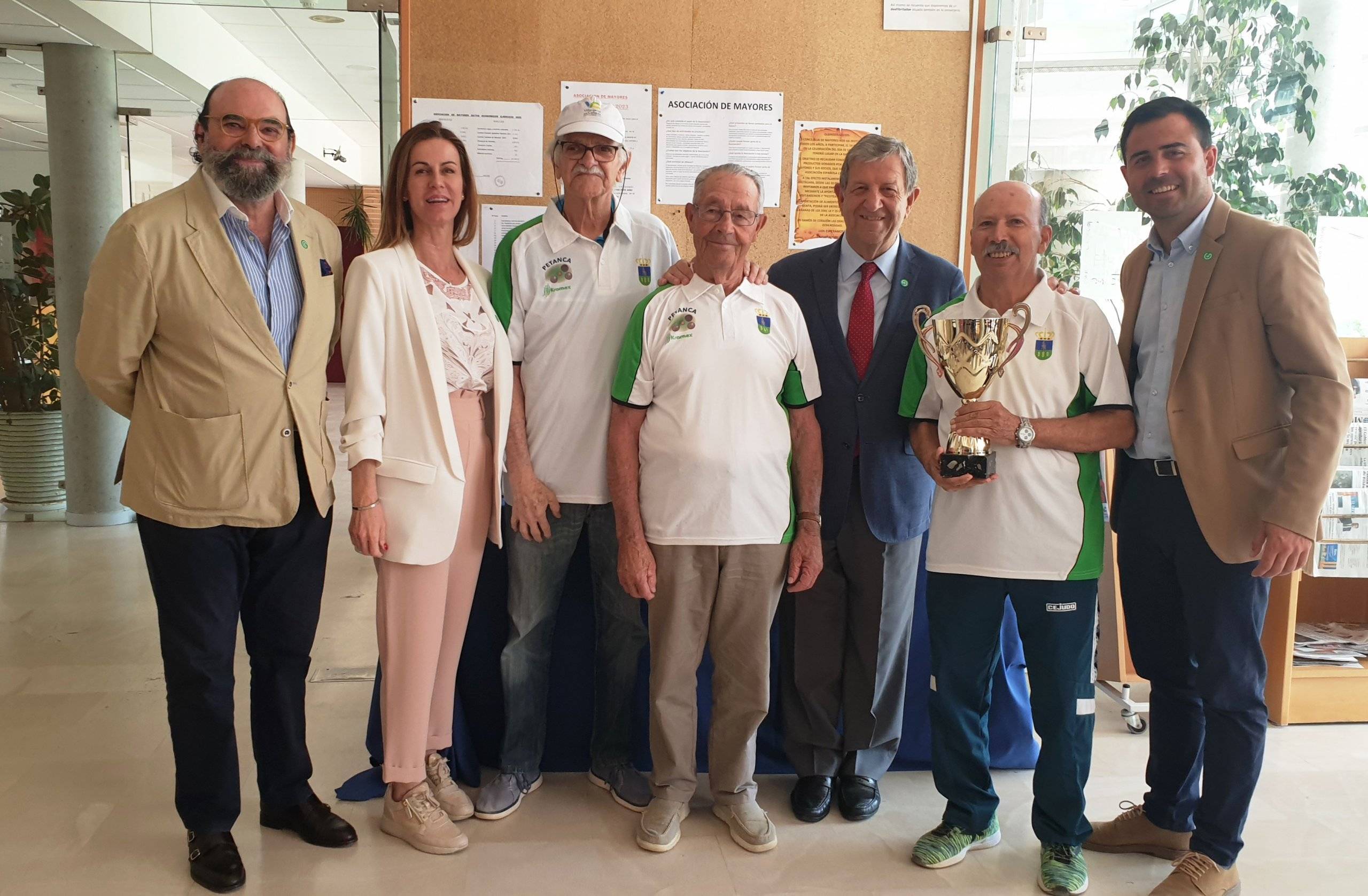 Entrega de trofeos del torneo de petanca.