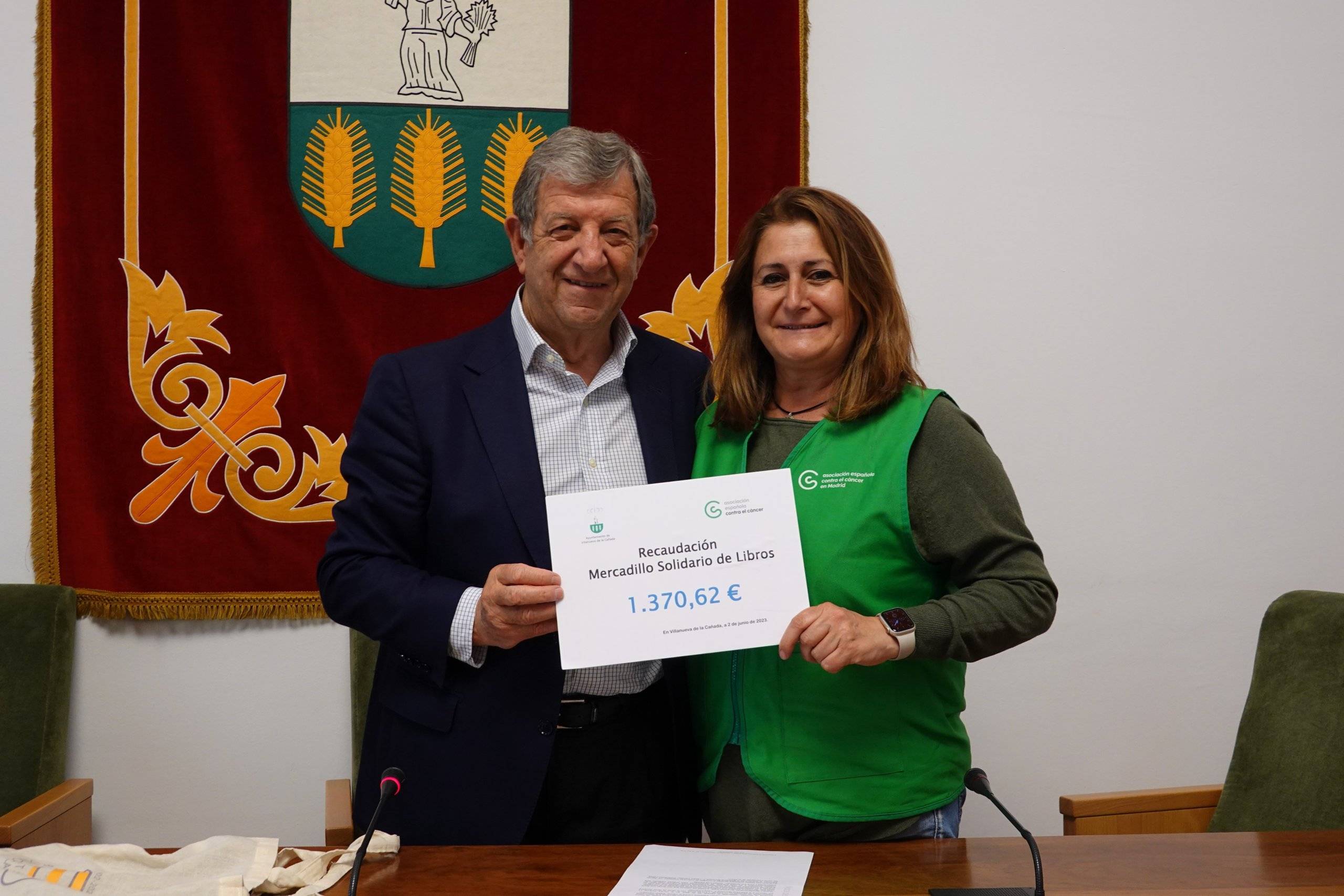 El alcalde en funciones, Luis Partida, junto a la responsable de la Delegación Local de la Asociación Española Contra el Cáncer, Esther Carretero.