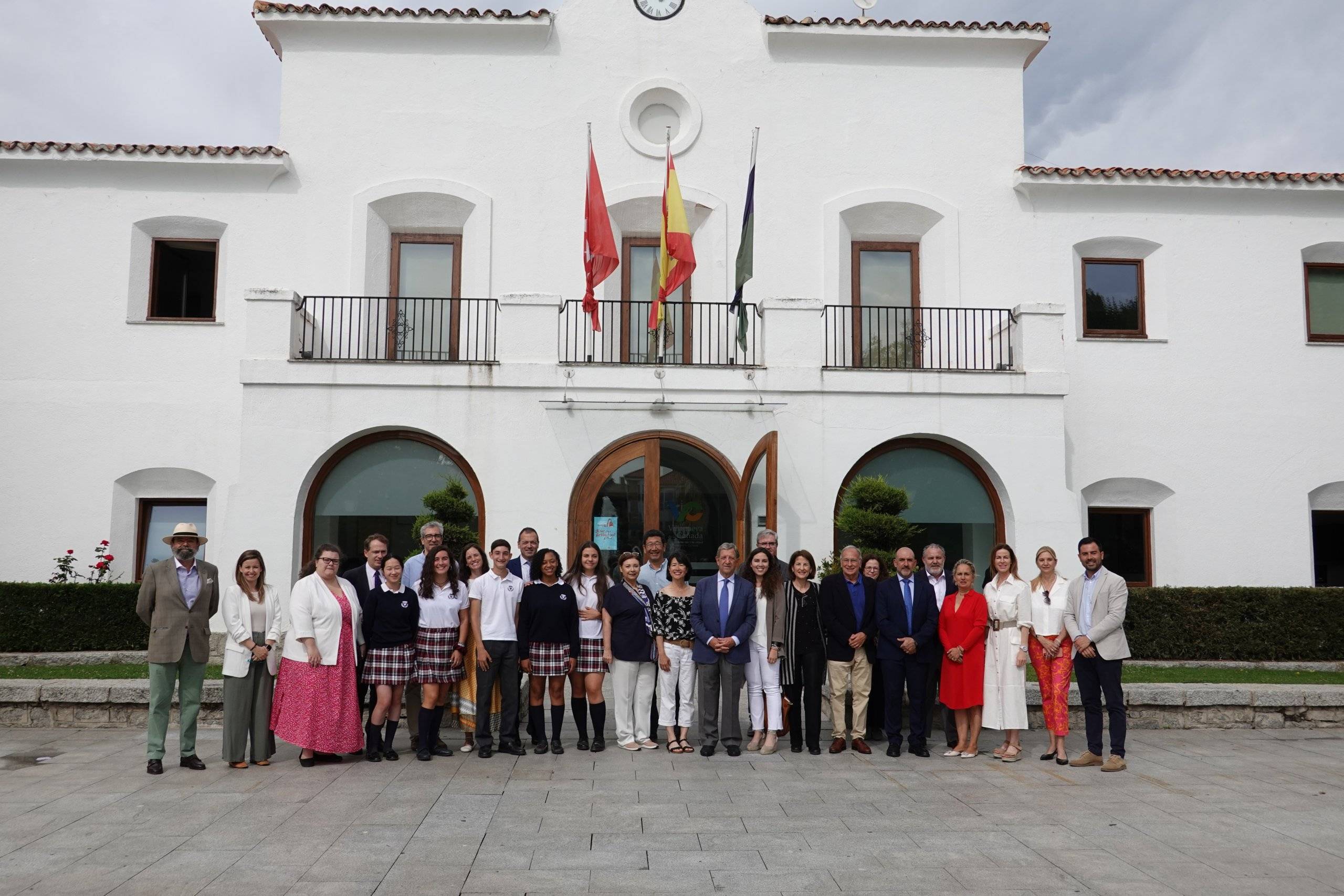 Foto de familia de la visita de la codirectora de la Space Academy, Grace Tan Wang.