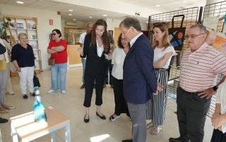 El alcalde, Luis Partida, y la concejala de Mayores, Cristina Hernández, junto a la profesora María Ferrero.