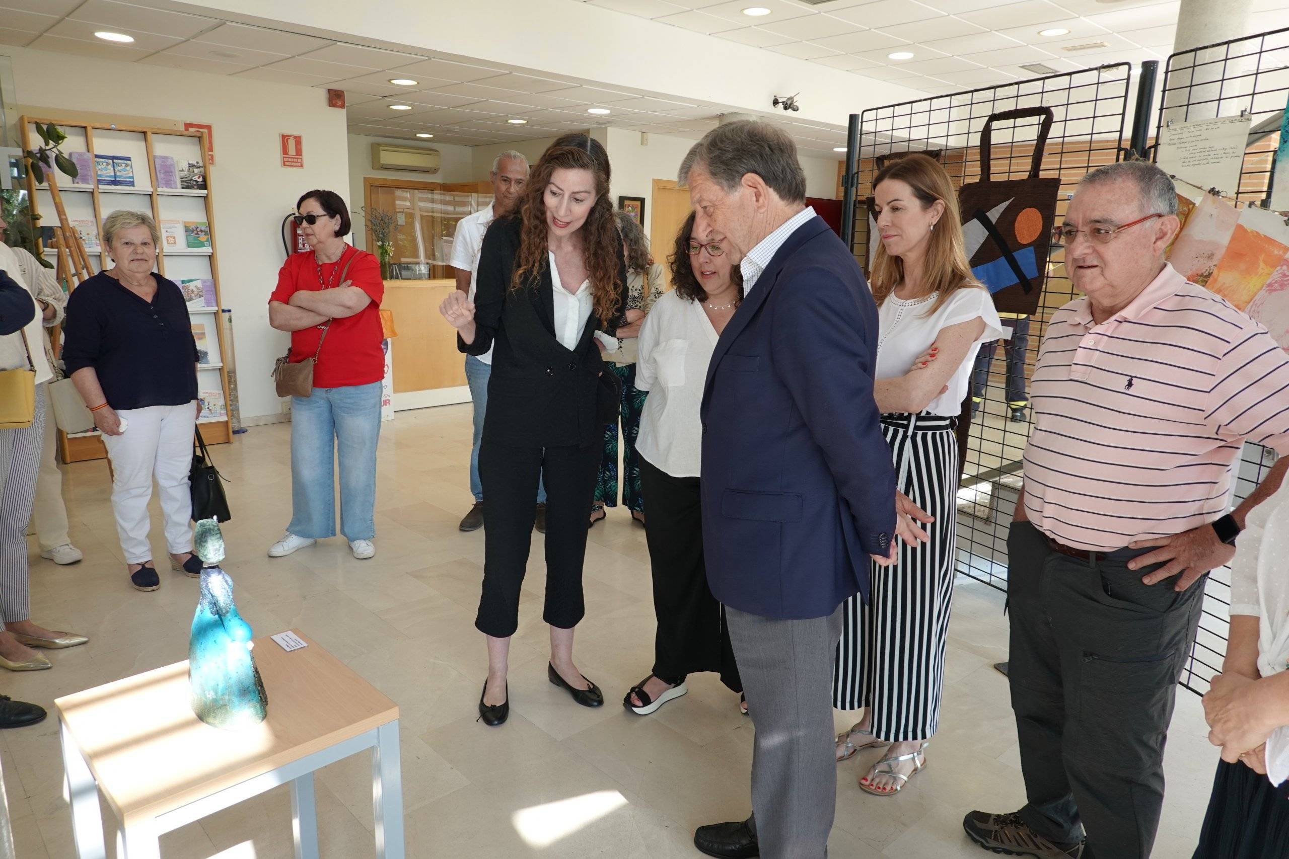 El alcalde, Luis Partida, y la concejala de Mayores, Cristina Hernández, junto a la profesora María Ferrero.