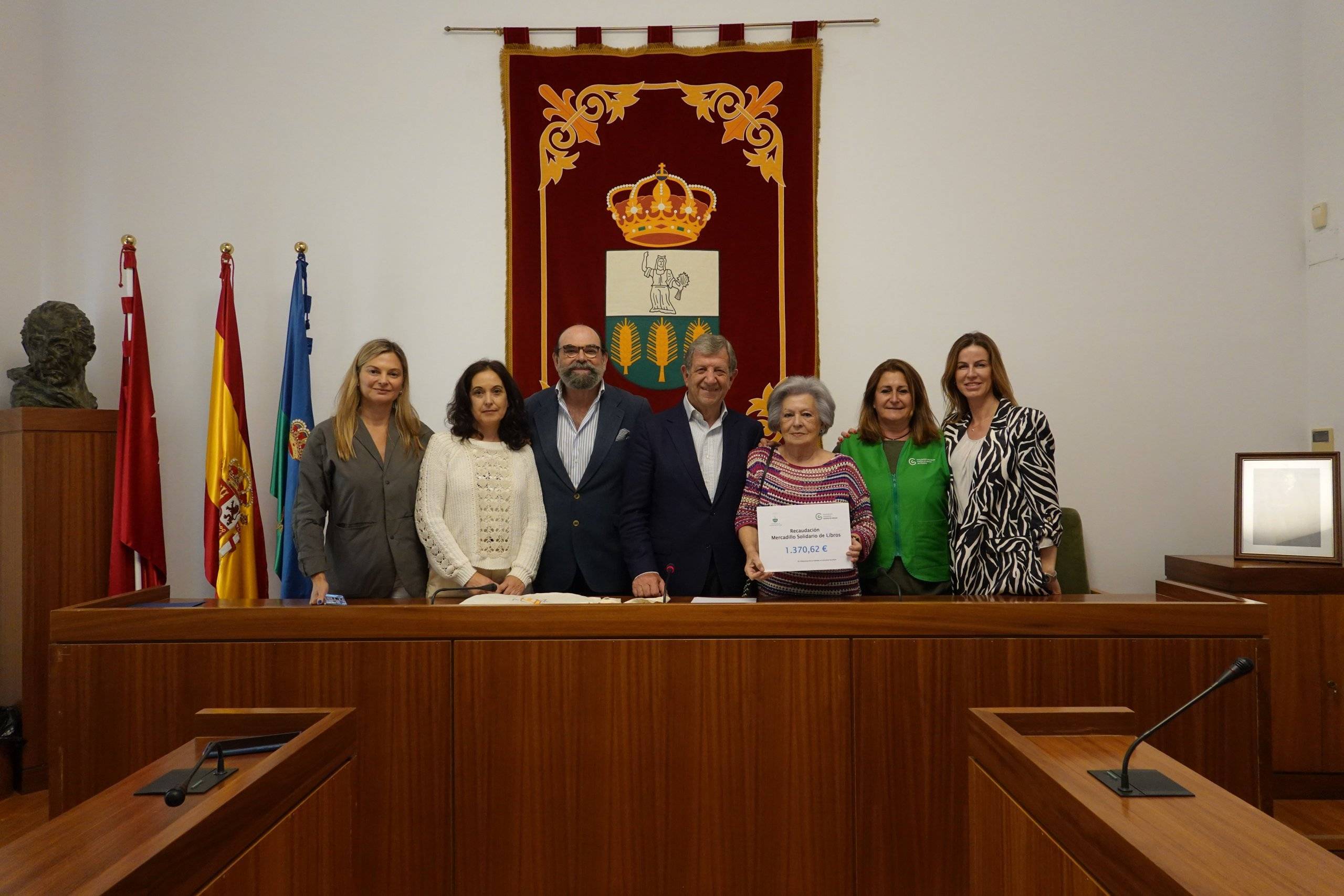 Foto de familia de la entrega de recaudación.