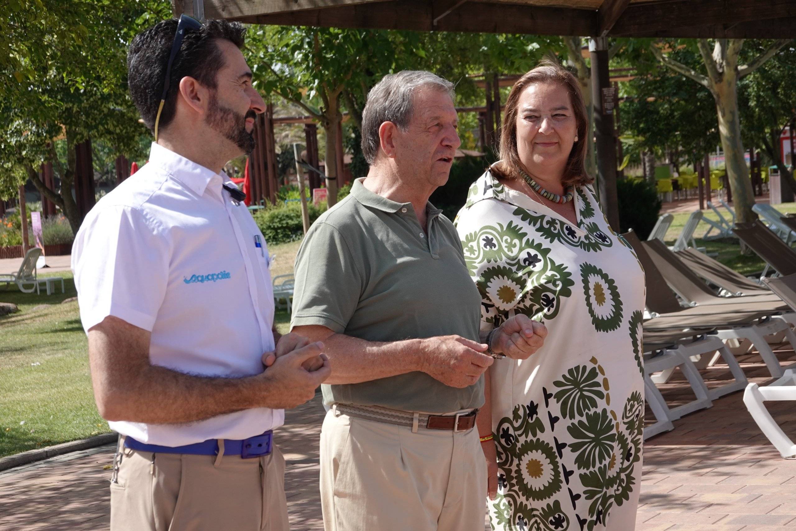 El alcalde, Luis Partida, la presidenta de la AVT, Maite Araluce, y el director de Aquopolis, Mariano Valverde.