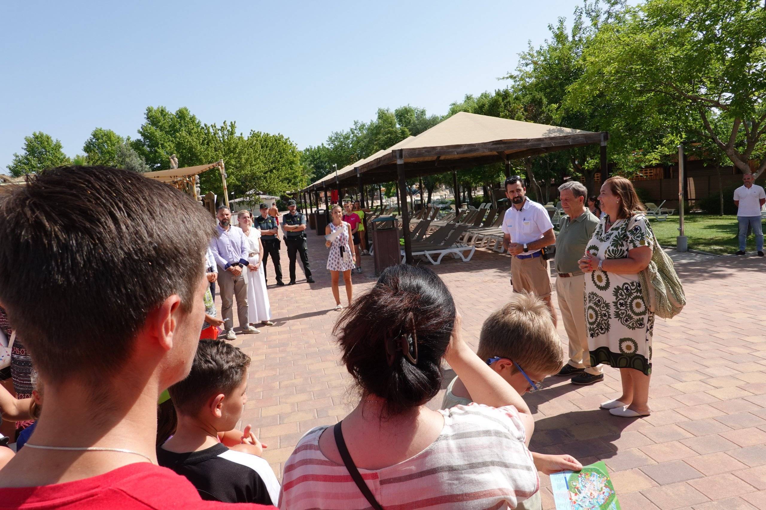 El alcalde, Luis Partida, la presidenta de la AVT, Maite Araluce, y el director de Aquopolis, Mariano Valverde, durante la bienvenida a la delegación de la AVT al parque acuático.