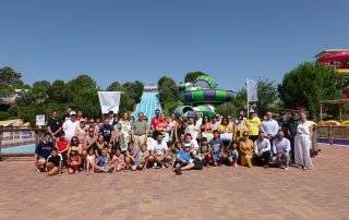 Foto de familia del alcalde y concejales, junto a los miembros de la delegación de la AVT y el director de Aquópolis.