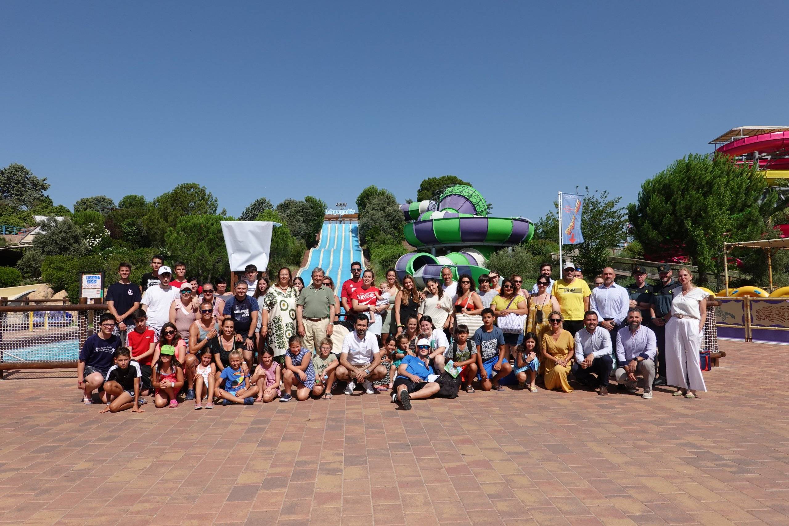 Foto de familia del alcalde y concejales, junto a los miembros de la delegación de la AVT y el director de Aquópolis.