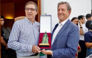 El alcalde, Luis Partida, entregando una reproducción de La Despernada al pregonero Juan Martín.