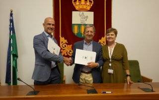 El alcalde, Luis Partida, el secretario autonómico de Cruz Roja Española en la Comunidad de Madrid, Francisco Gabriel Sánchez Parodi, junto a la presidenta de la Asamblea Comarcal, Mónica Carvajal.