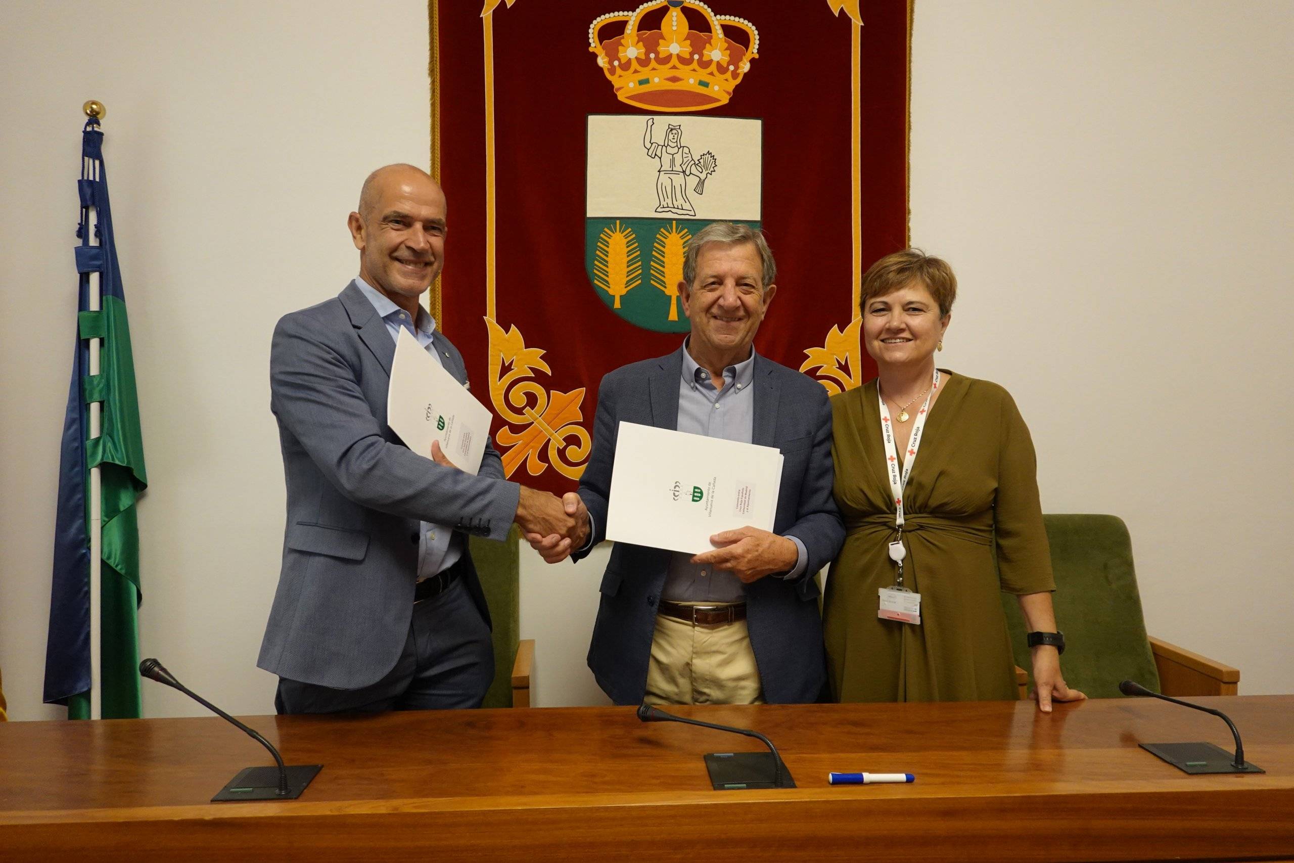 El alcalde, Luis Partida, el secretario autonómico de Cruz Roja Española en la Comunidad de Madrid, Francisco Gabriel Sánchez Parodi, junto a la presidenta de la Asamblea Comarcal, Mónica Carvajal.