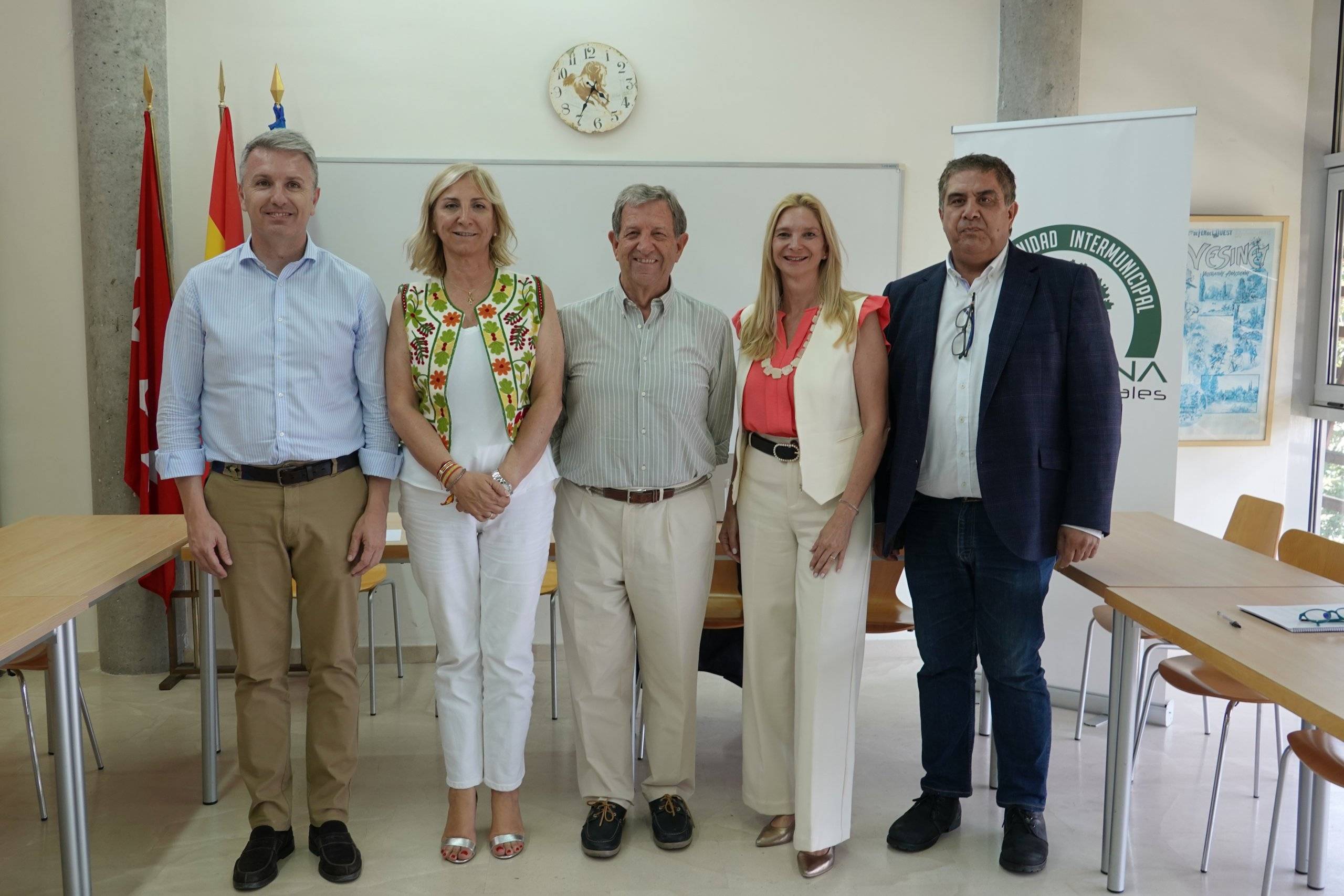 El alcalde, Luis Partida, junto a los alcaldes de los municipios de la mancomunidad y la nueva presidenta.