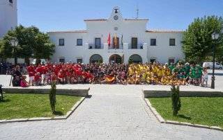 Foto de familia de las peñas en la plaza de España.